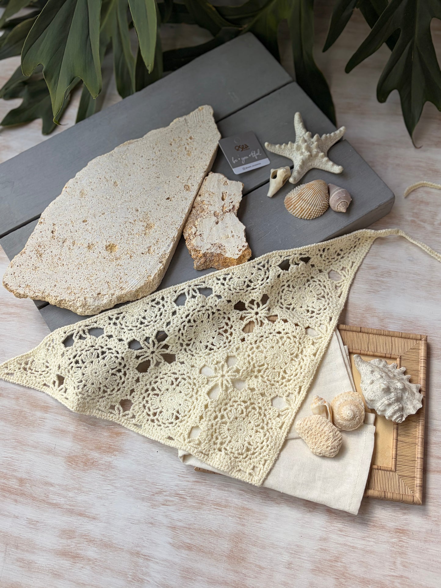 Pañoleta triangular tejida mandalas
