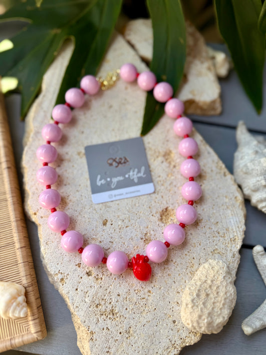 Collar bolas rosadas corazón anatómico rojo