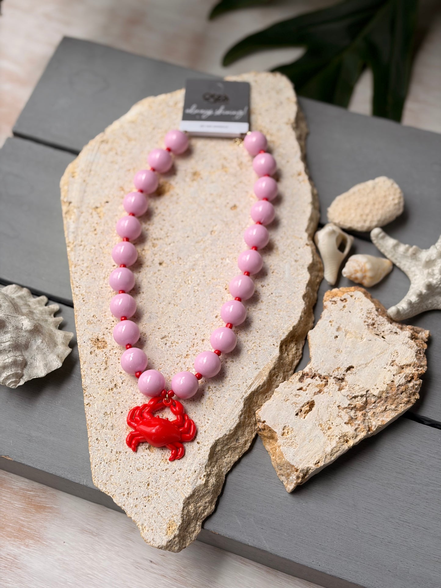 Collar bolas rosadas dije cangrejo rojo