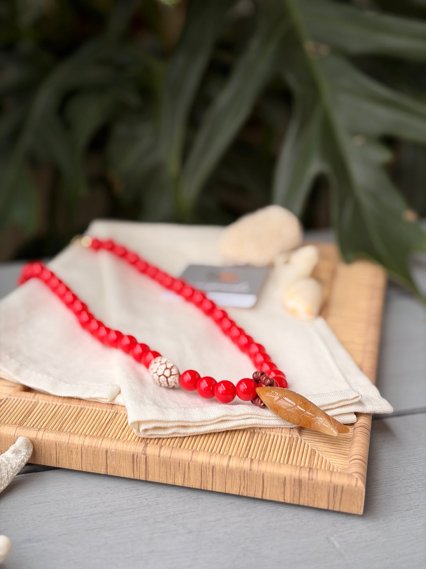 Collar bolas rojas dije pez en piedra natural