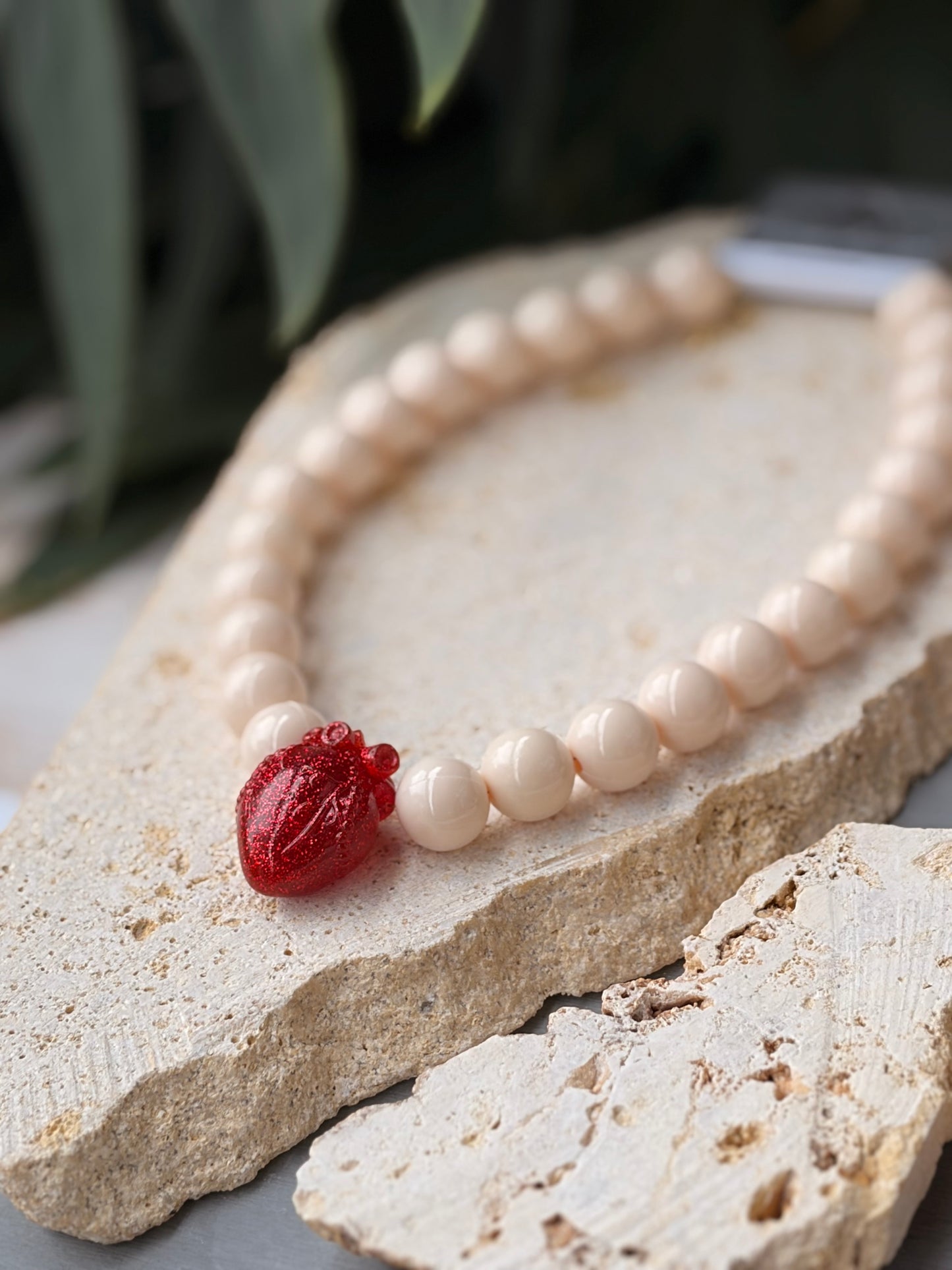 Collar bolas beige corazón anatómico