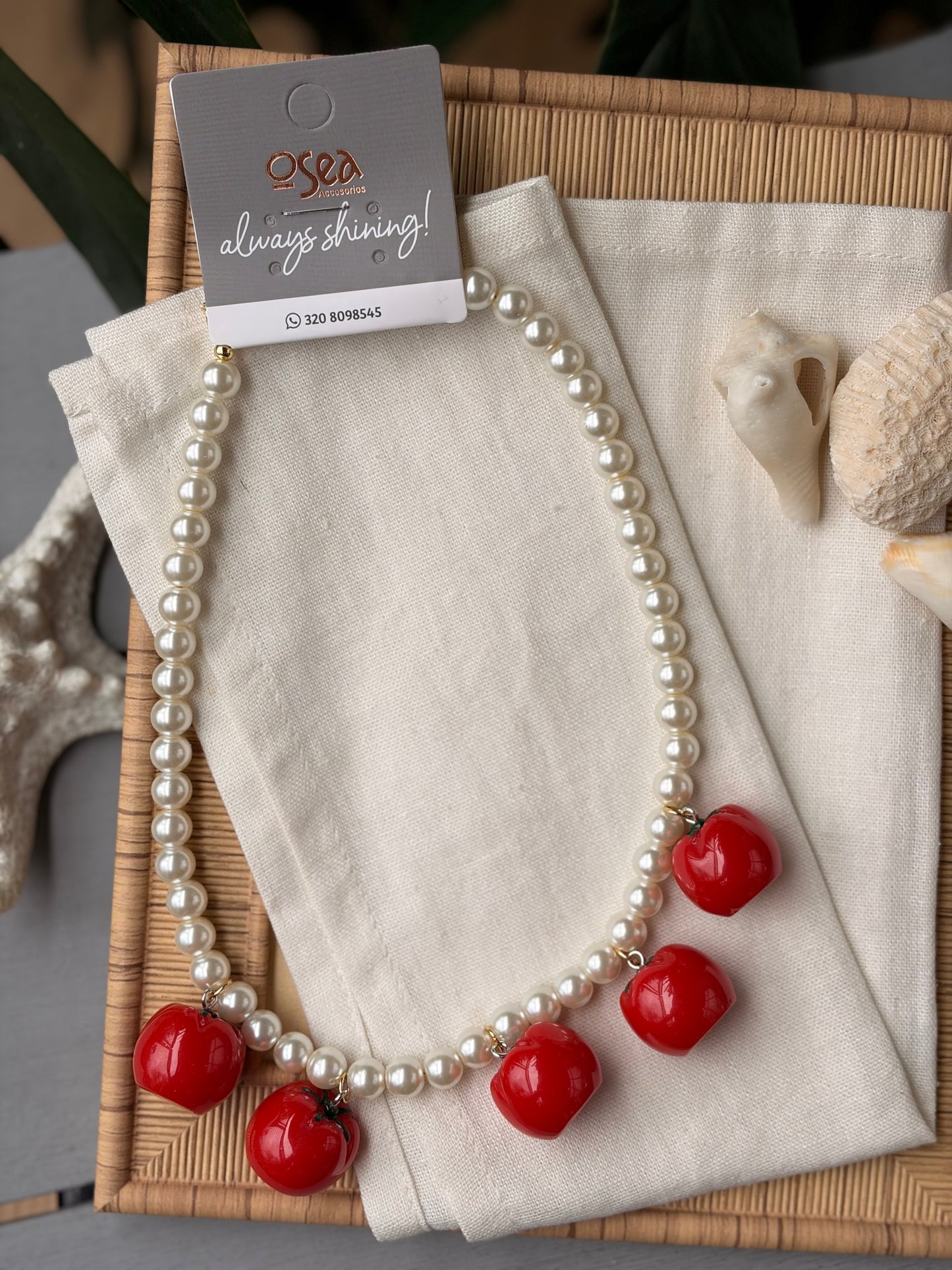 Collar perlas con dijes de tomates