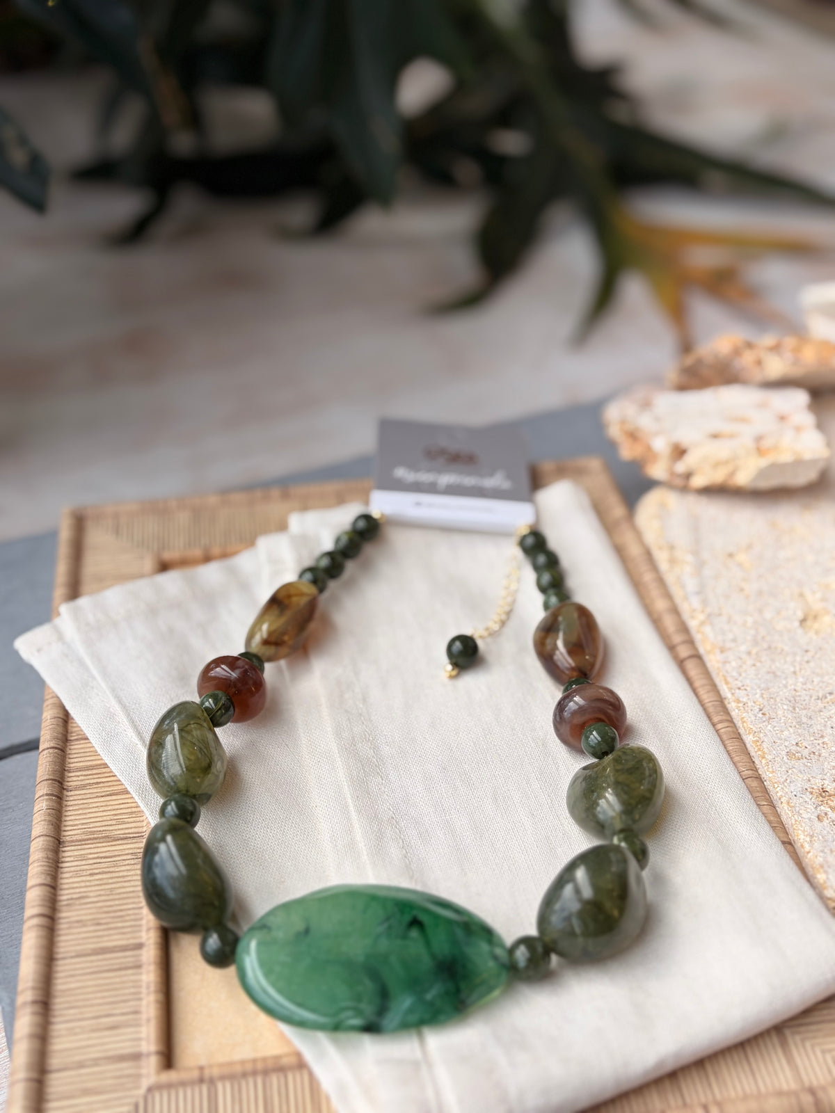 Collar en piedras resina tonos verdes