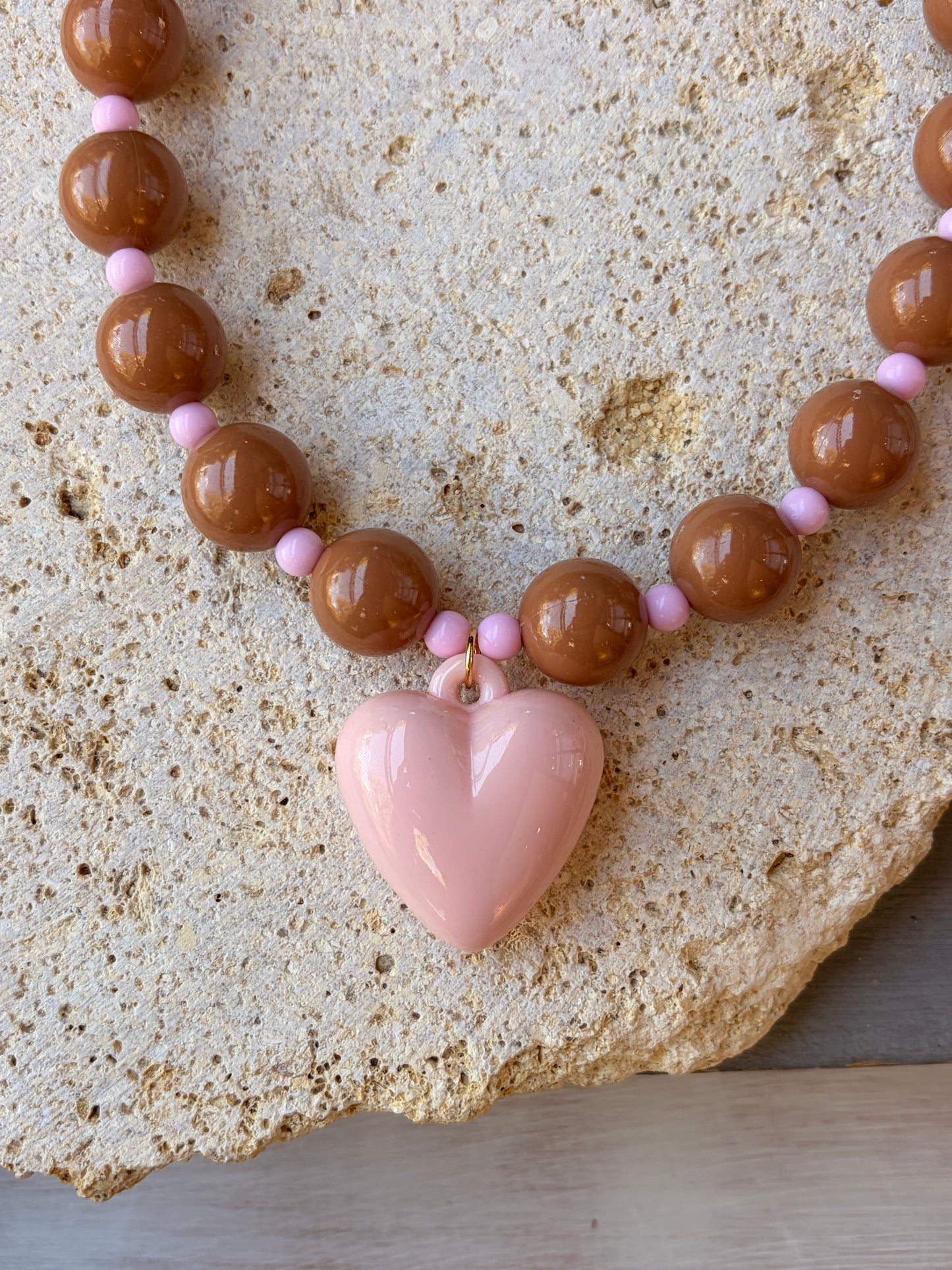 Collar bolas café dije corazón rosado