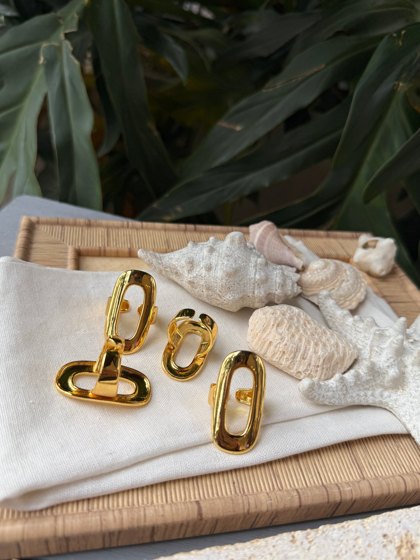 Anillo dorado rectangular