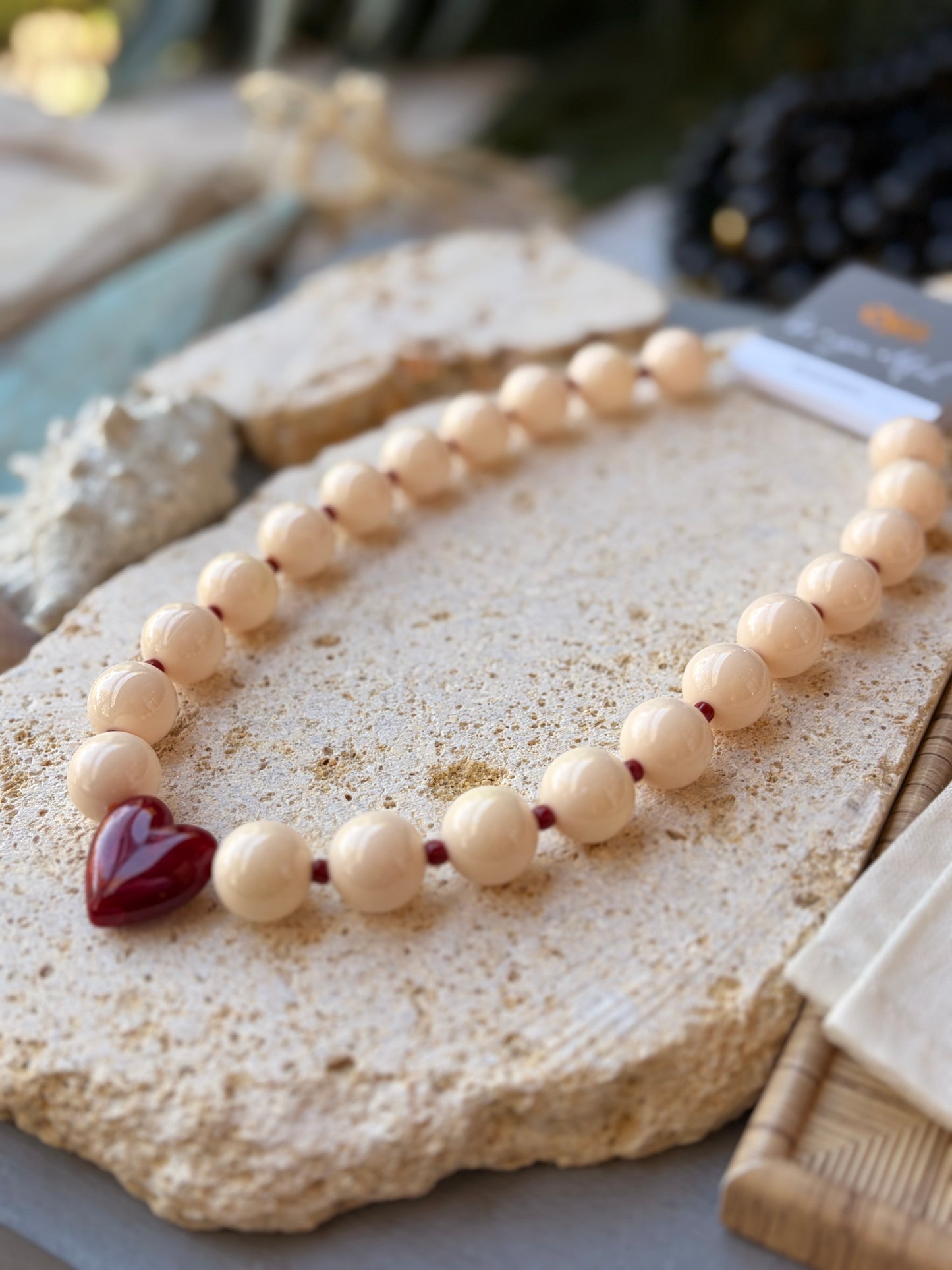 Collar bolas beige claro corazón degradé