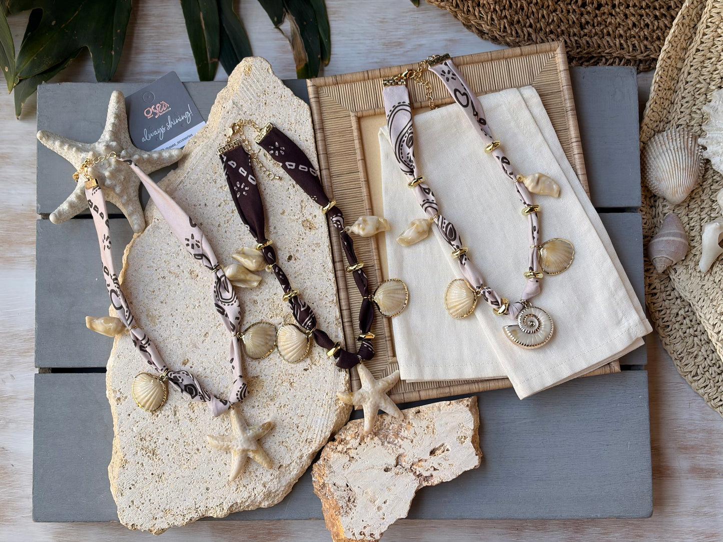 Collar de tela con dijes de playa
