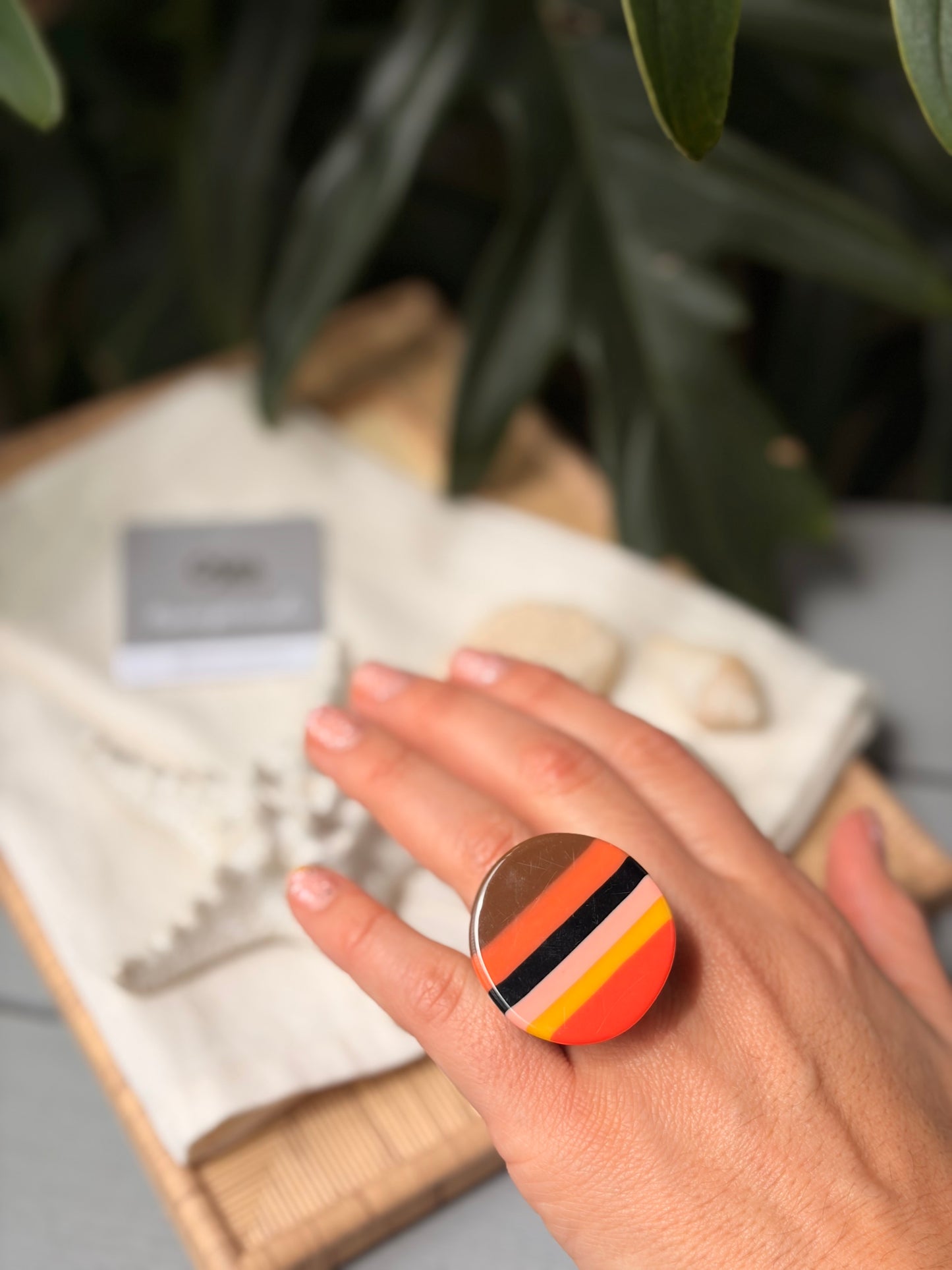 Anillo multicolor en resina