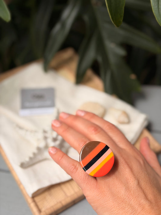 Anillo multicolor en resina