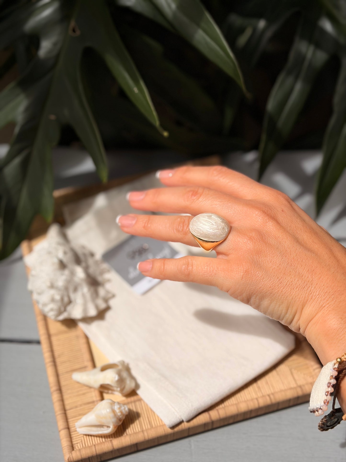 Anillo ovalado efecto nácar