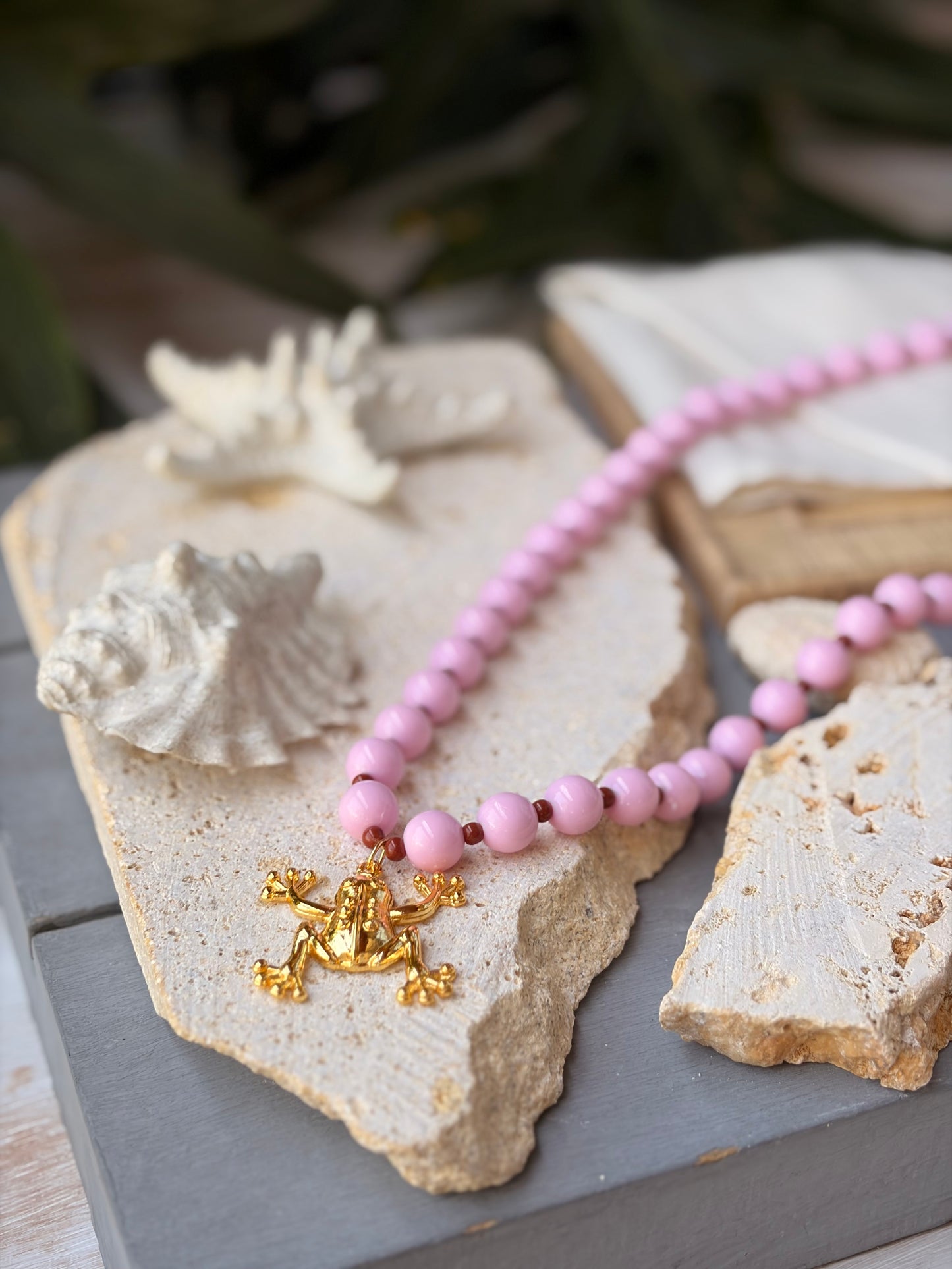 Collar bolas medianas rosadas dije rana 24k