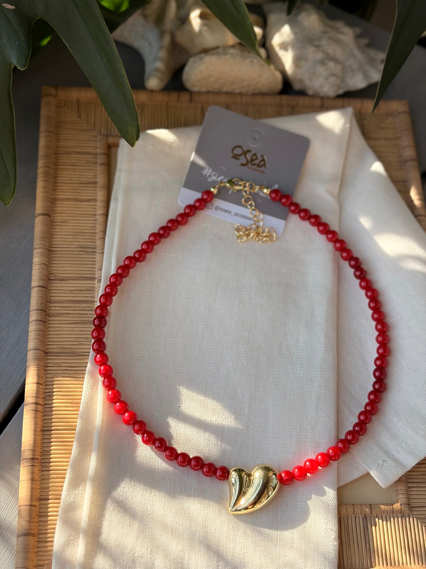 Collar perlas rojas dije corazón rodinado