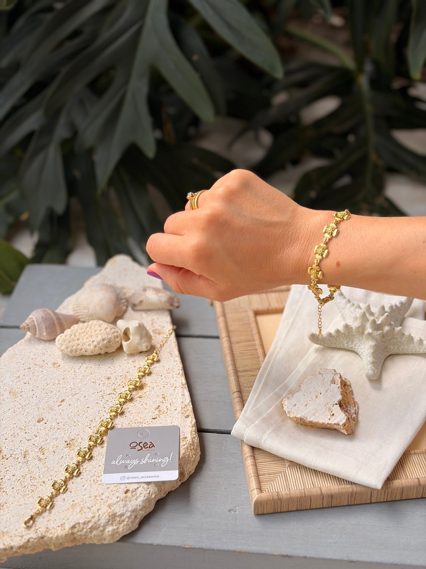Pulsera rodinada flores y broche