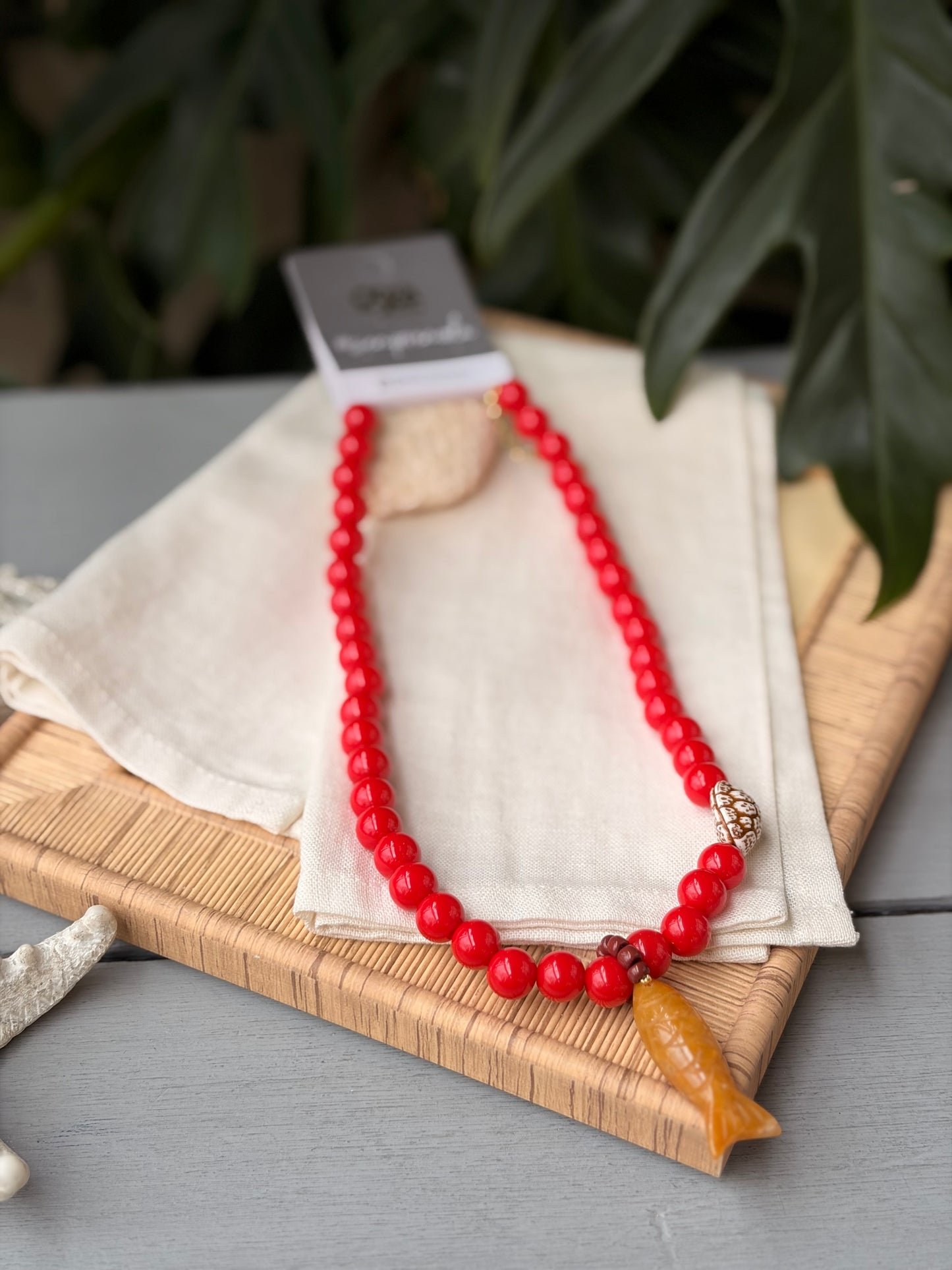 Collar bolas rojas dije pez en piedra natural