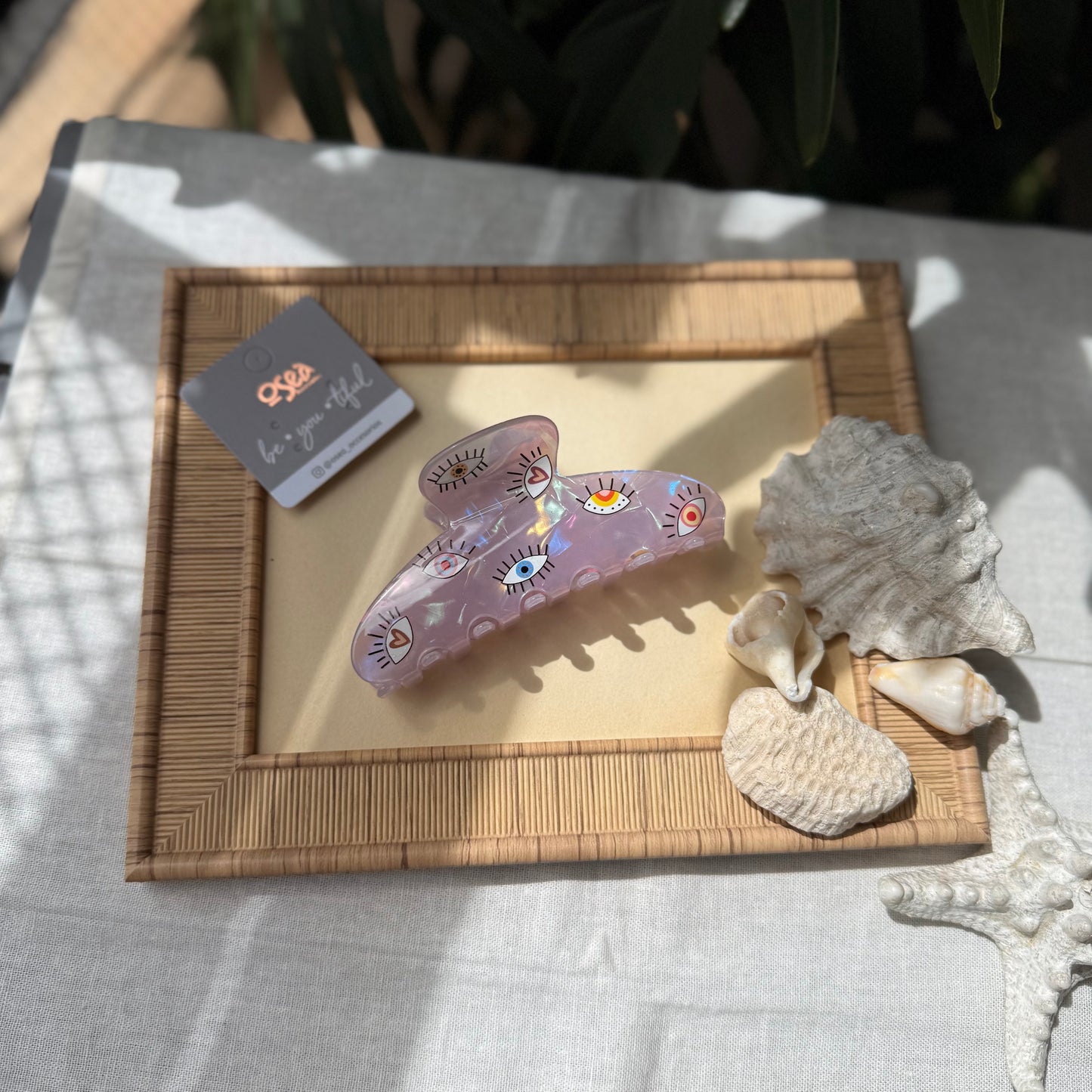 Caimán tipo nácar ojos