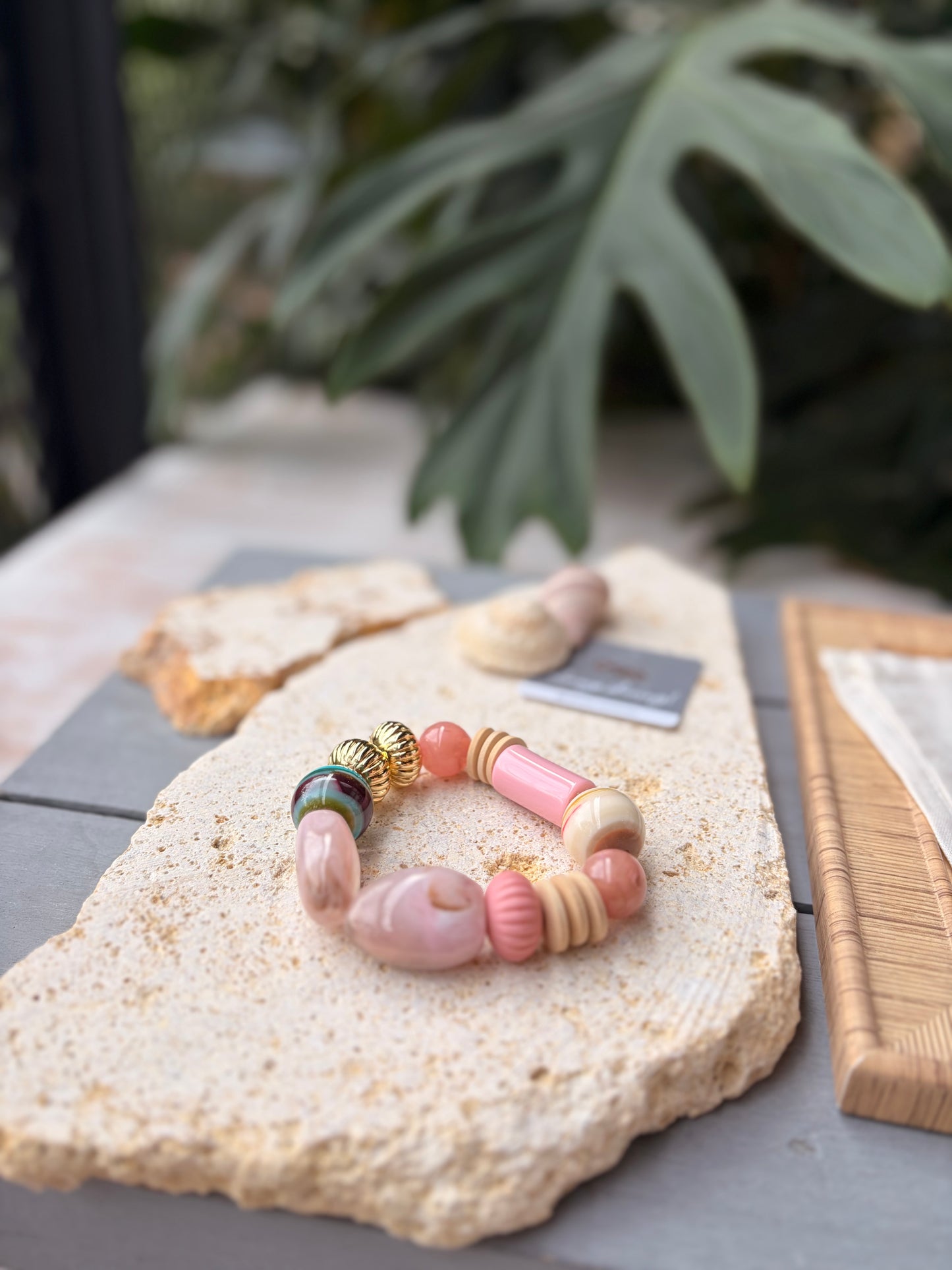 Pulsera elástica en resina y fantasía