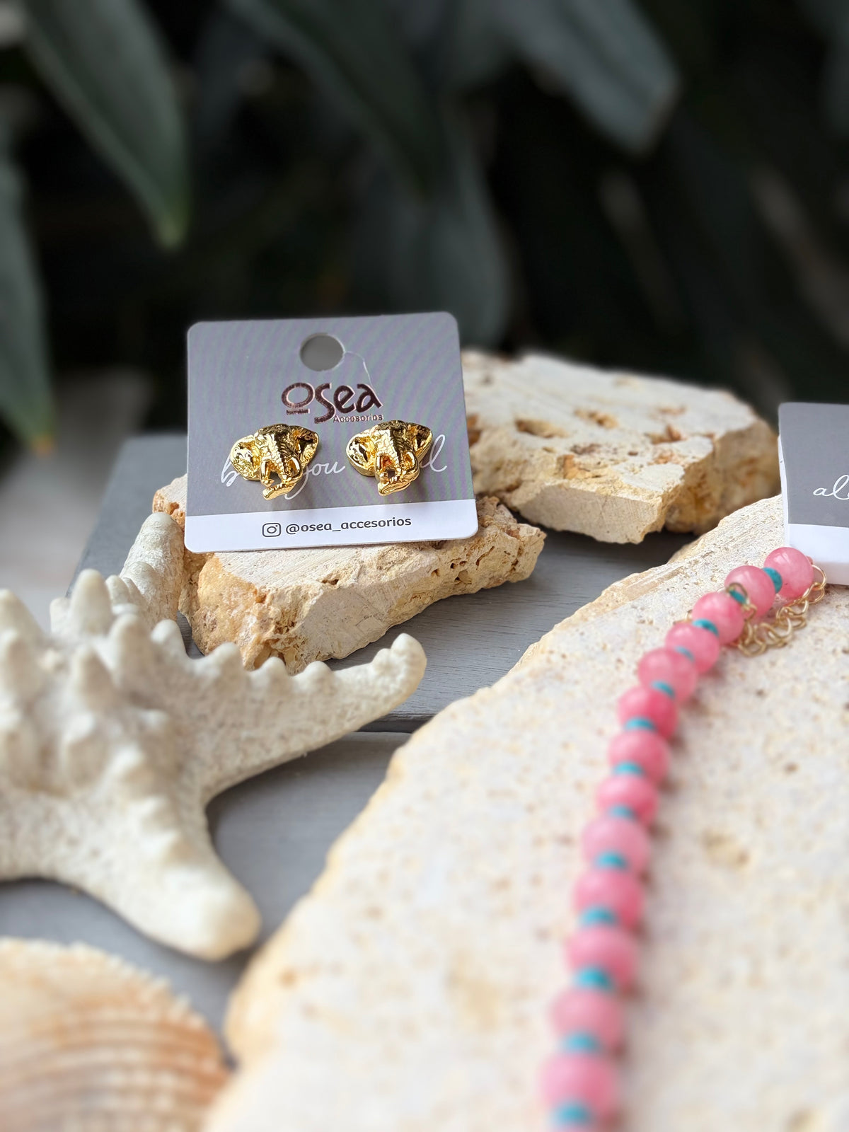 Collar en piedra natural y dije elefante 24k