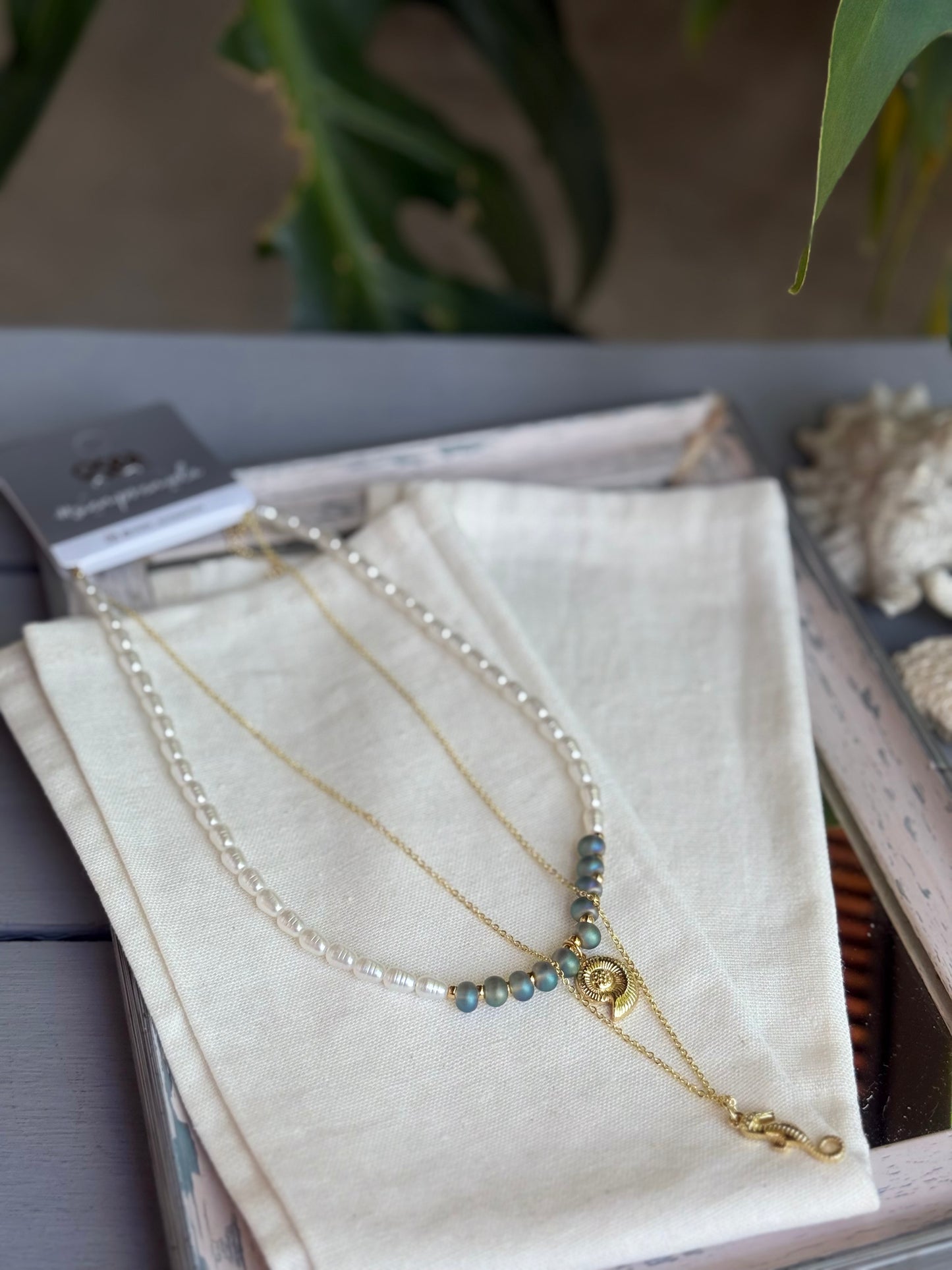 Collar doble perlas y dijes de mar