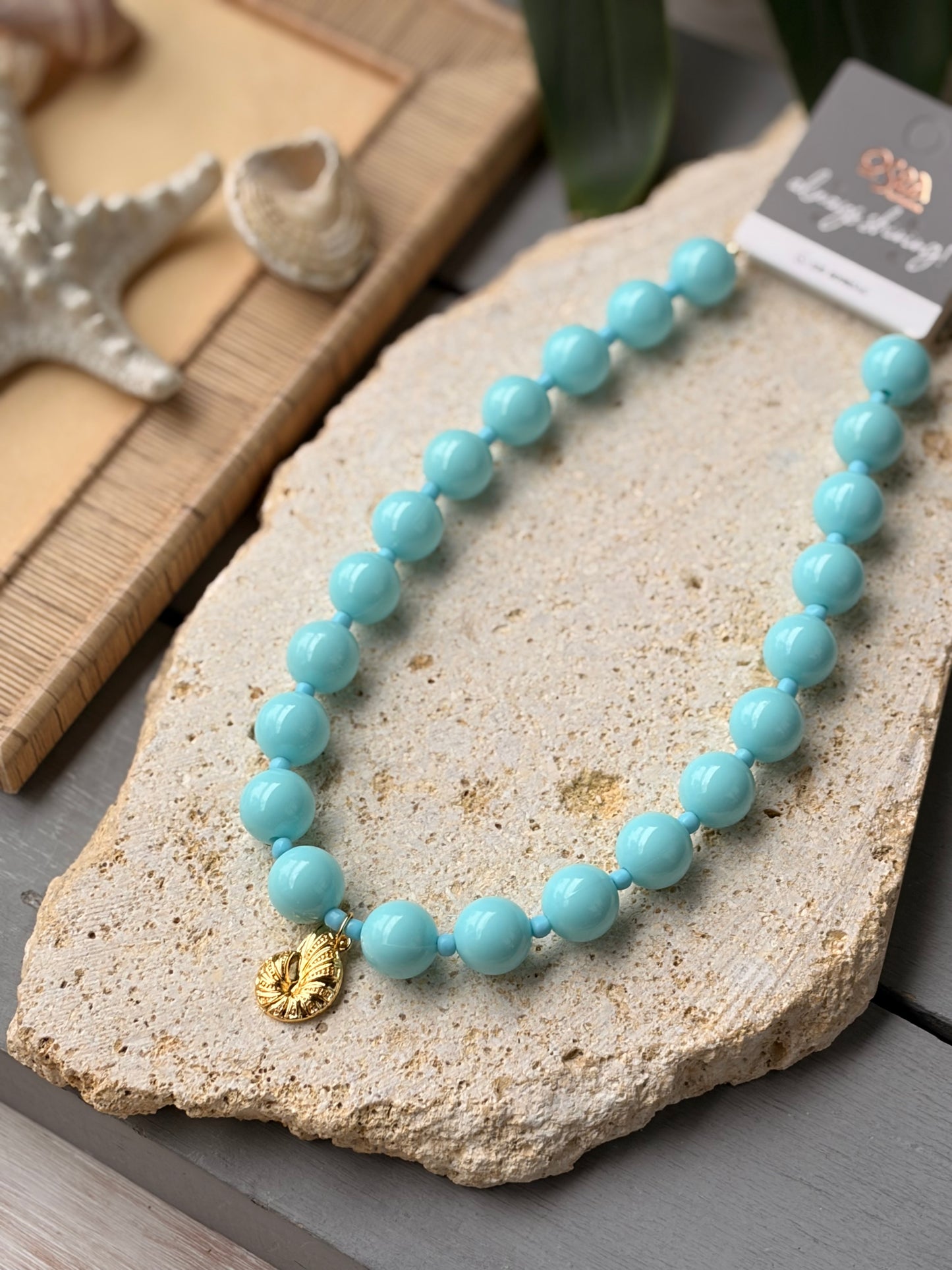 Collar de bolas azul claro dije concha 24k