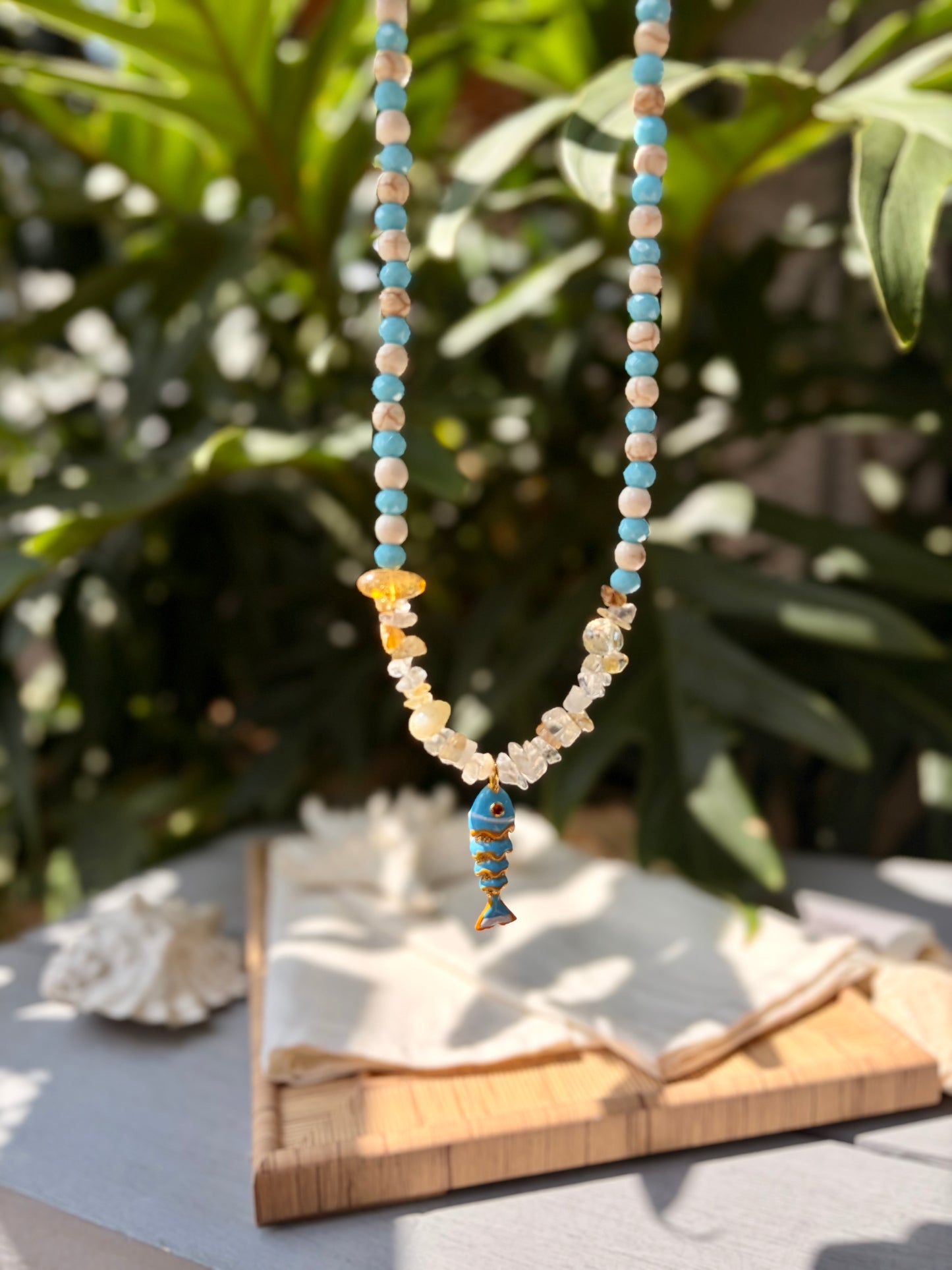 Collar pez azul con piedras
