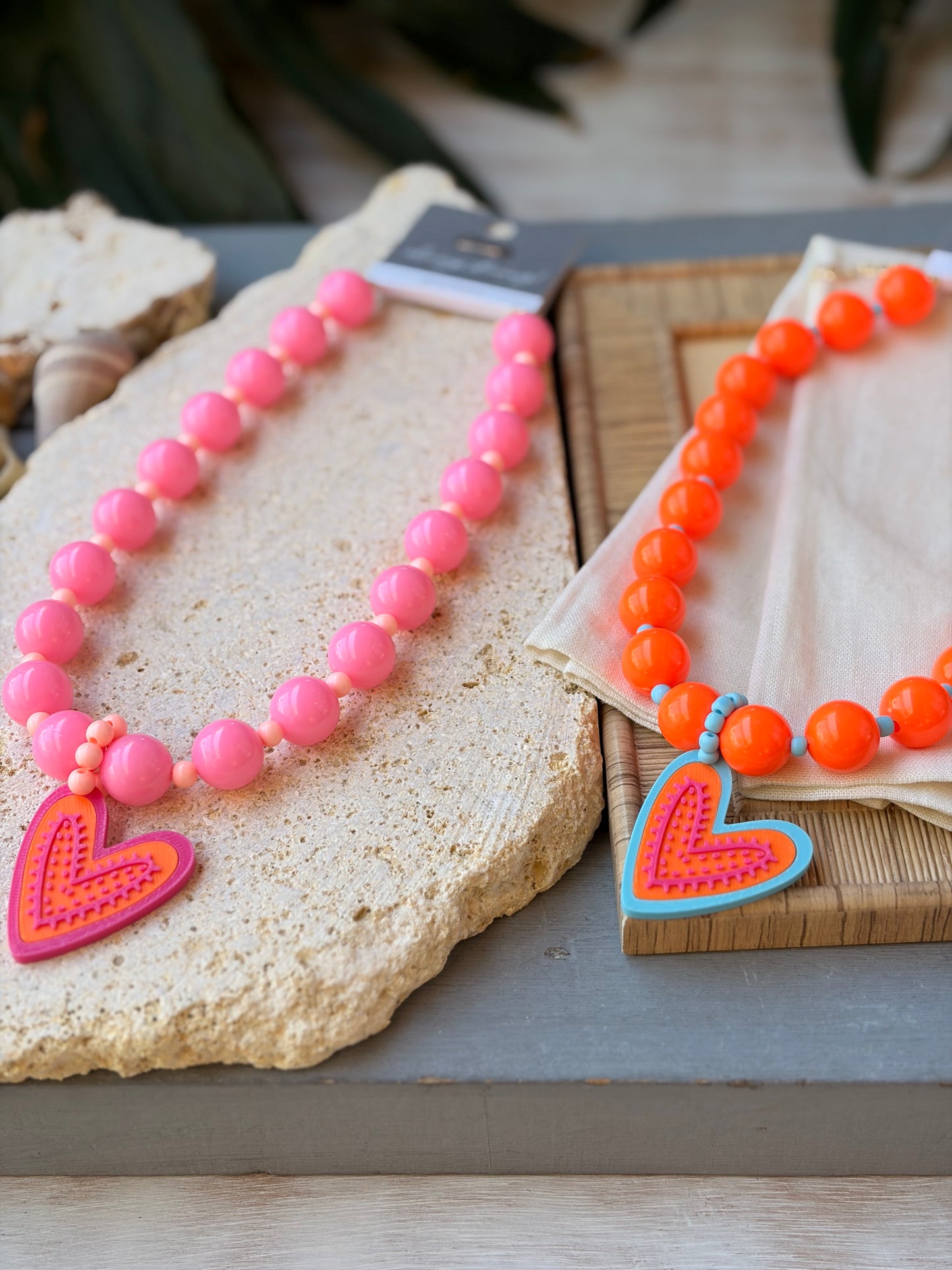 Collar bolas, mostacillas dije corazón relieve