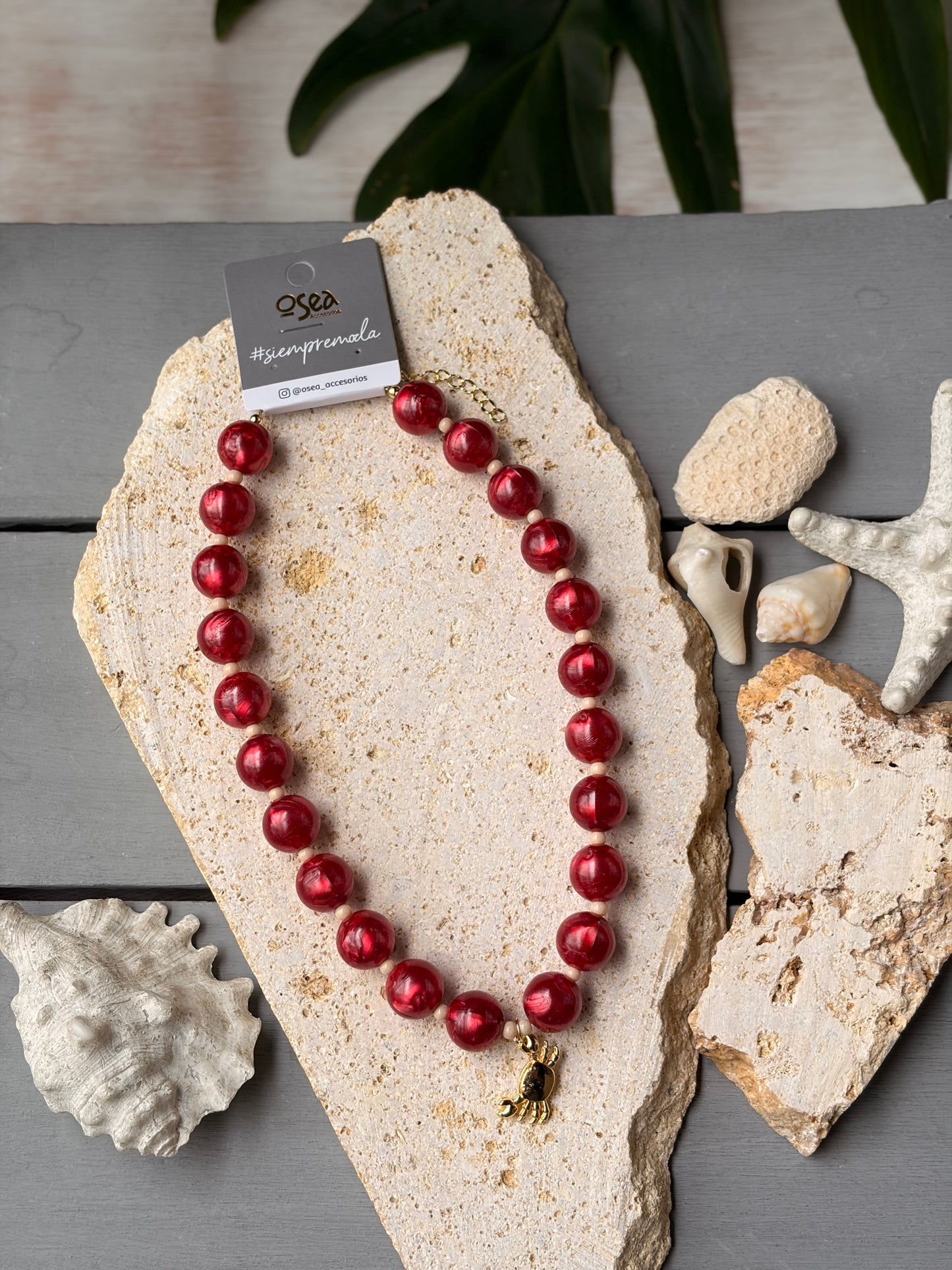 Collar bolas vinotinto perlado dije cangrejo
