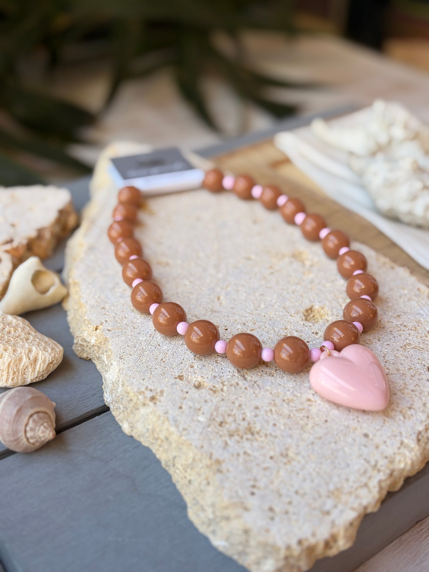 Collar bolas café dije corazón rosado