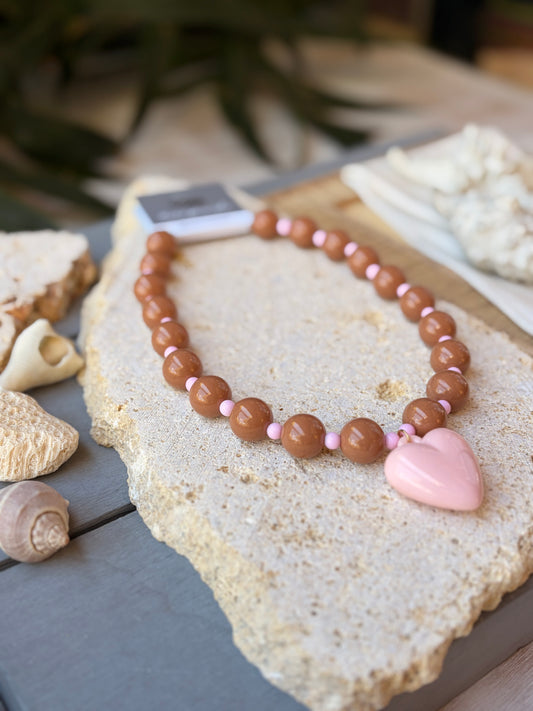 Collar bolas café dije corazón rosado