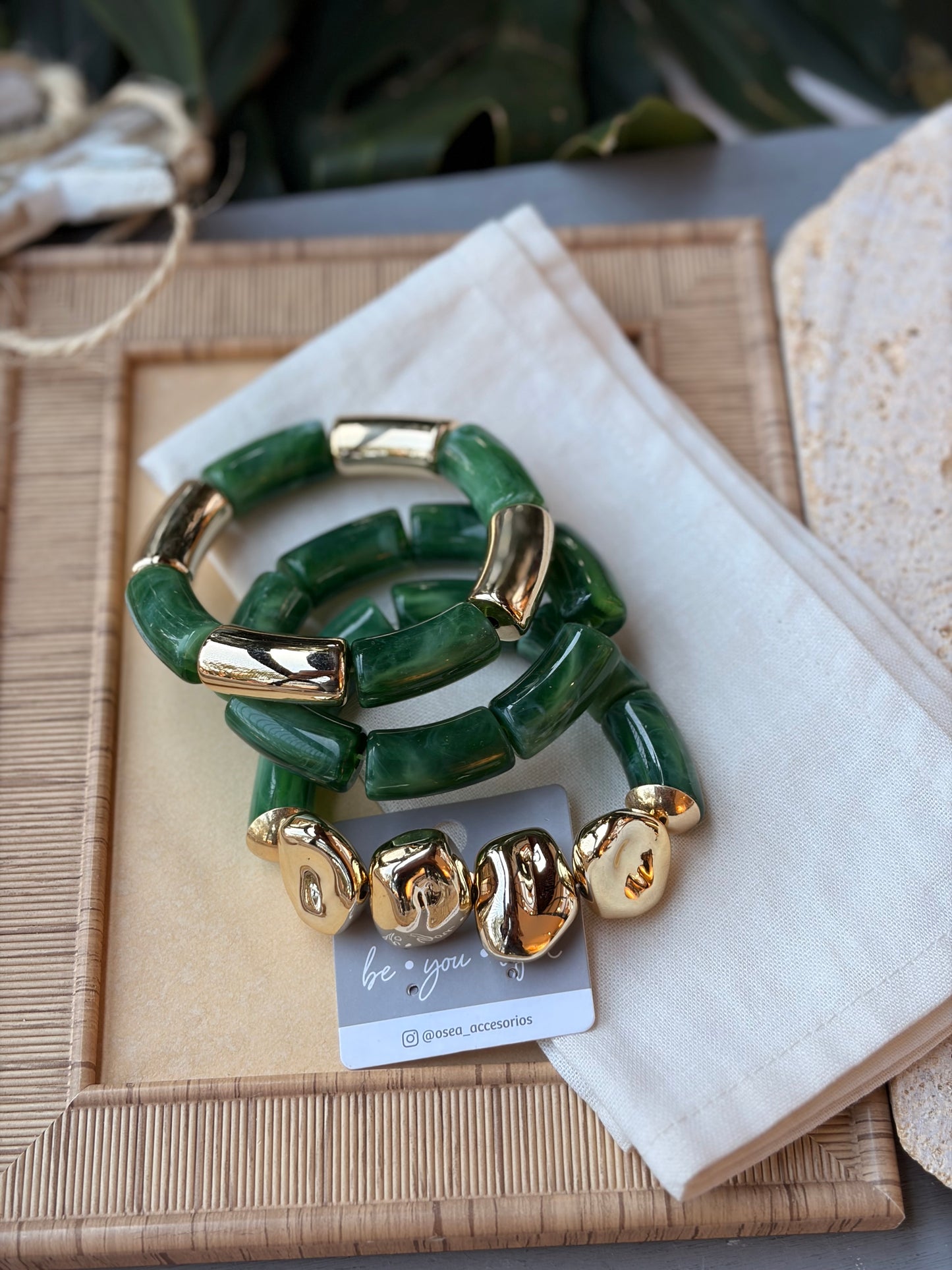Set de pulseras en resina y fantasía fina