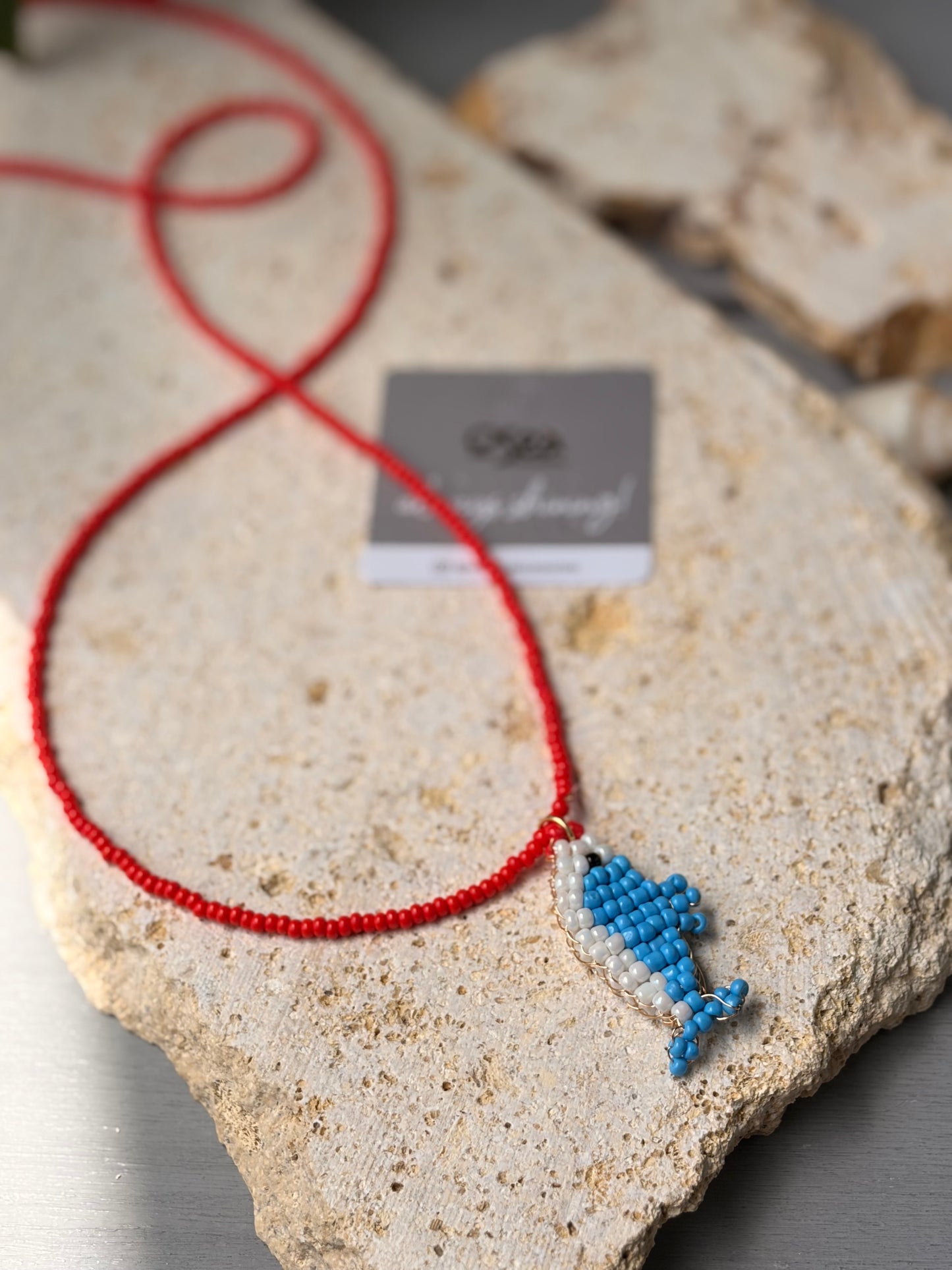 Collar largo mostacilla roja y pez tejido artesanal