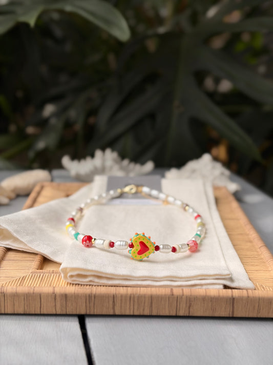 Collar corto con perlas plásticas y dijes variados