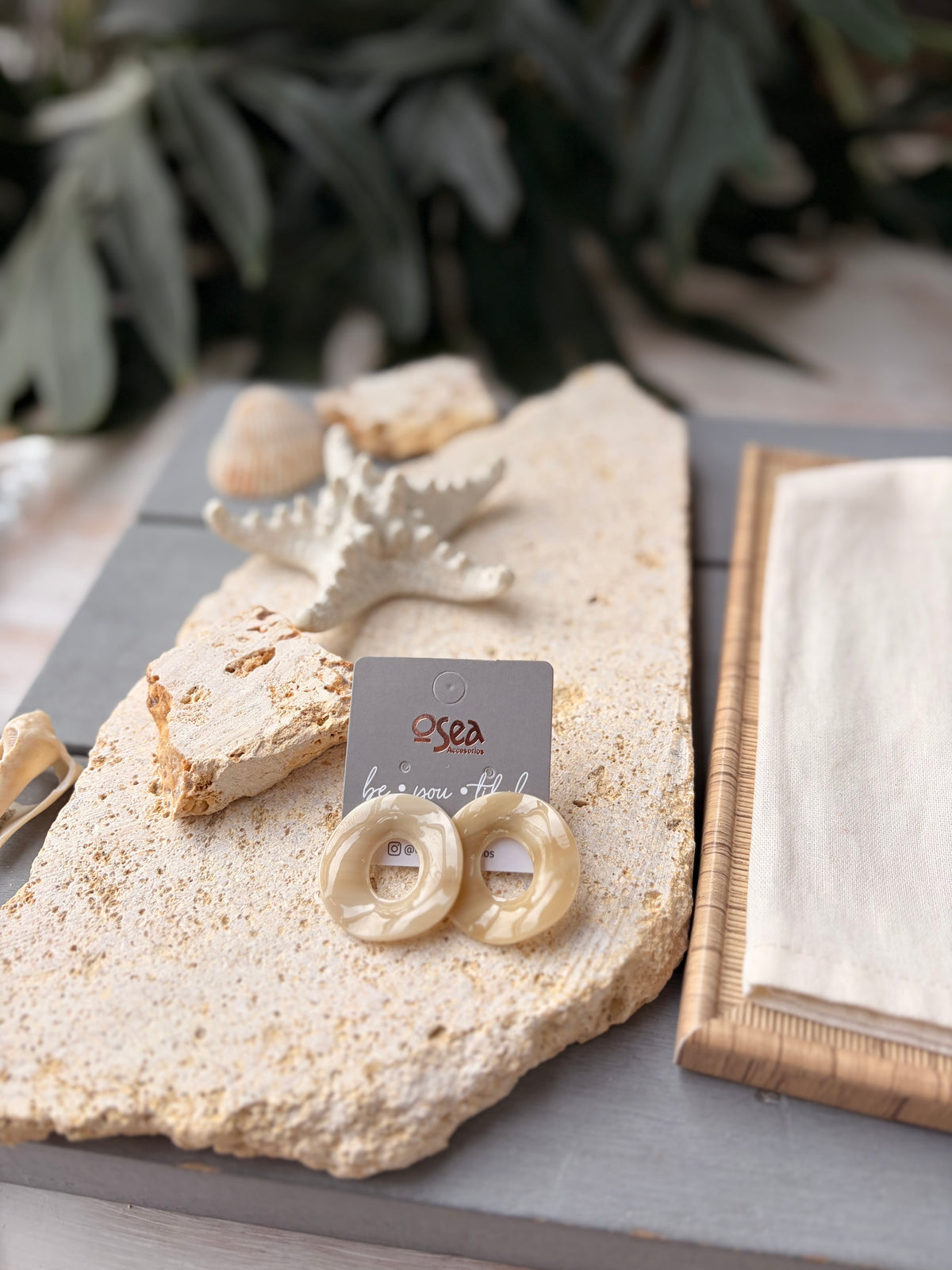 Aretes en resina tipo dona efecto nácar
