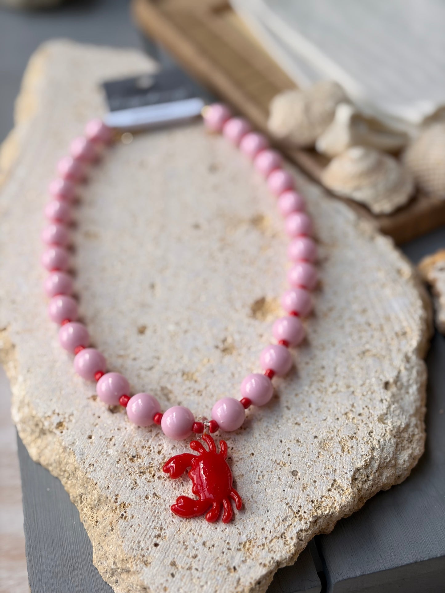 Collar bolas rosadas medianas cangrejo en vidrio