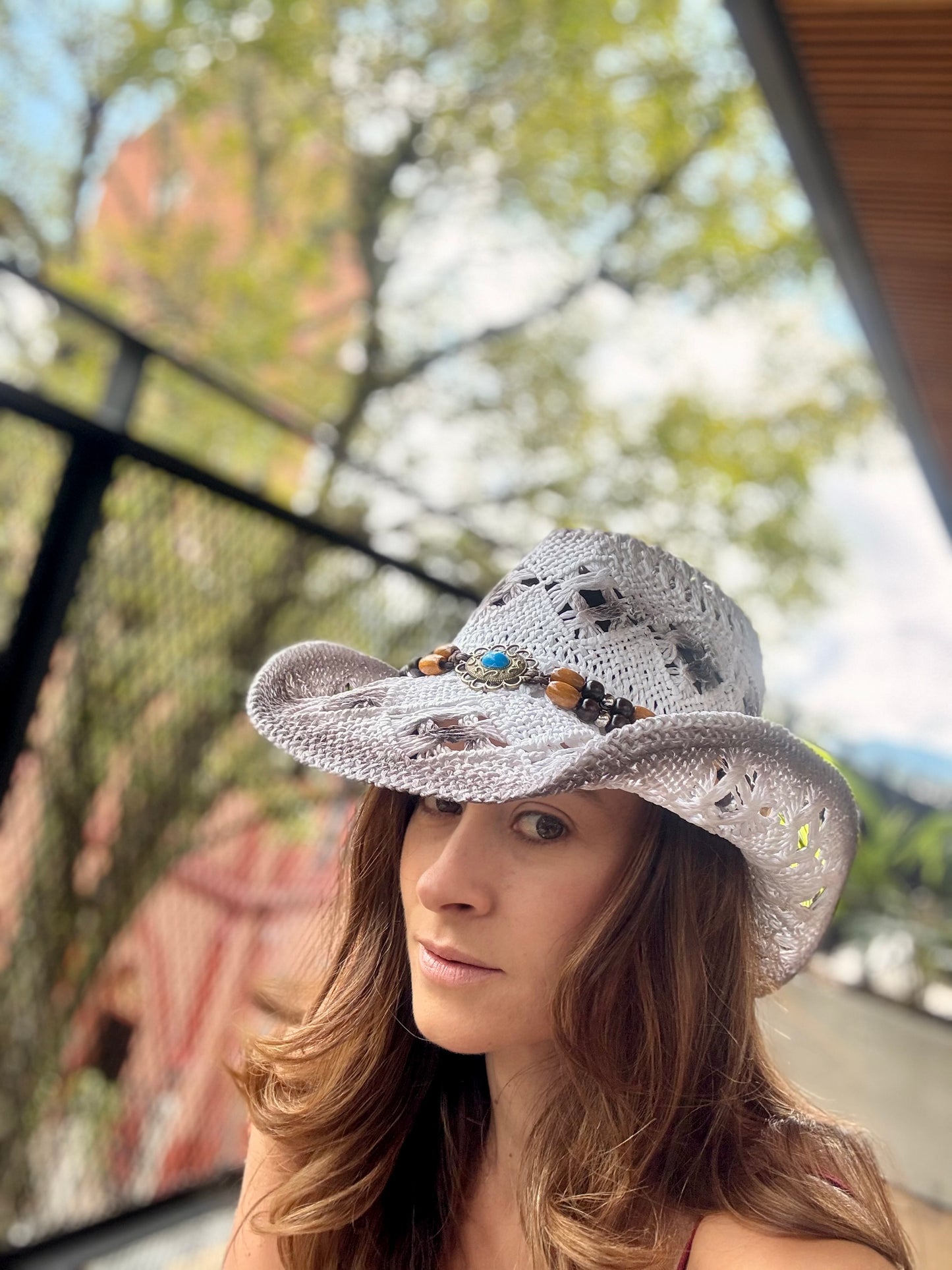 Sombrero rijido en macramé con accesorio en madera