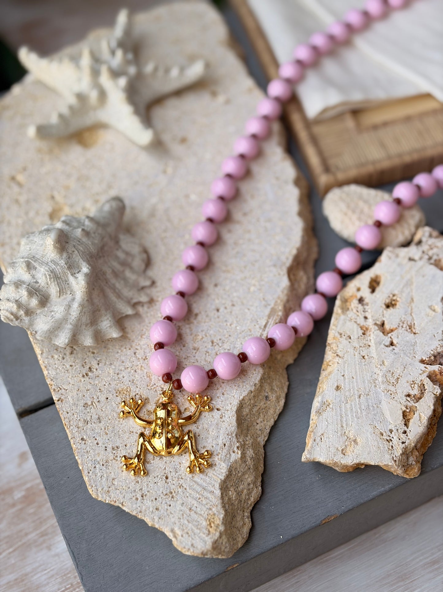 Collar bolas medianas rosadas dije rana 24k