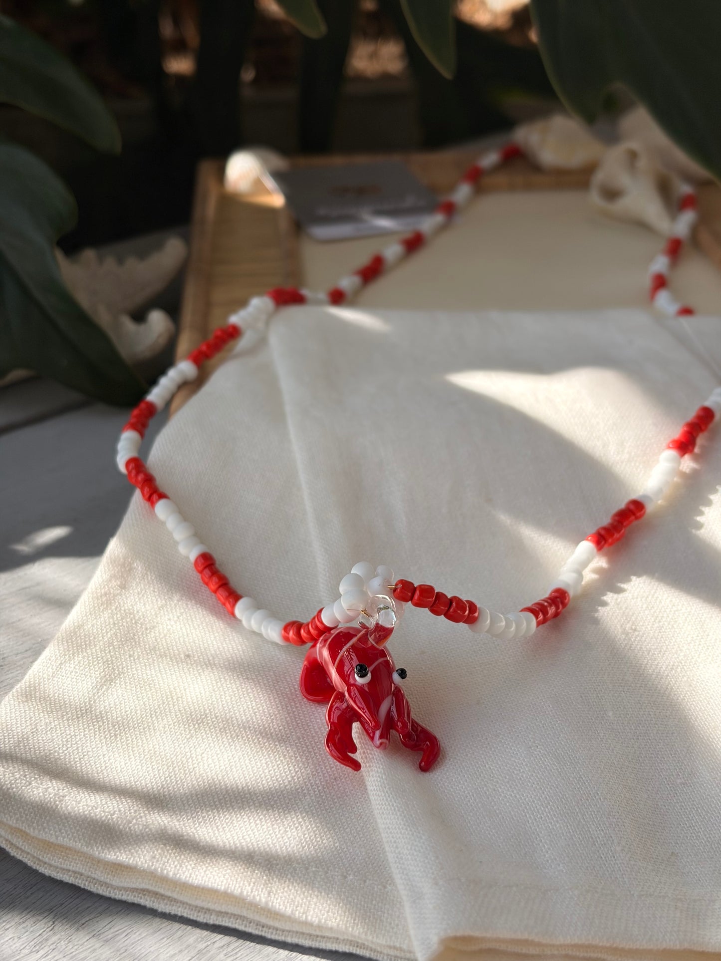 Collar largo en mostacilla dije langosta en cristal