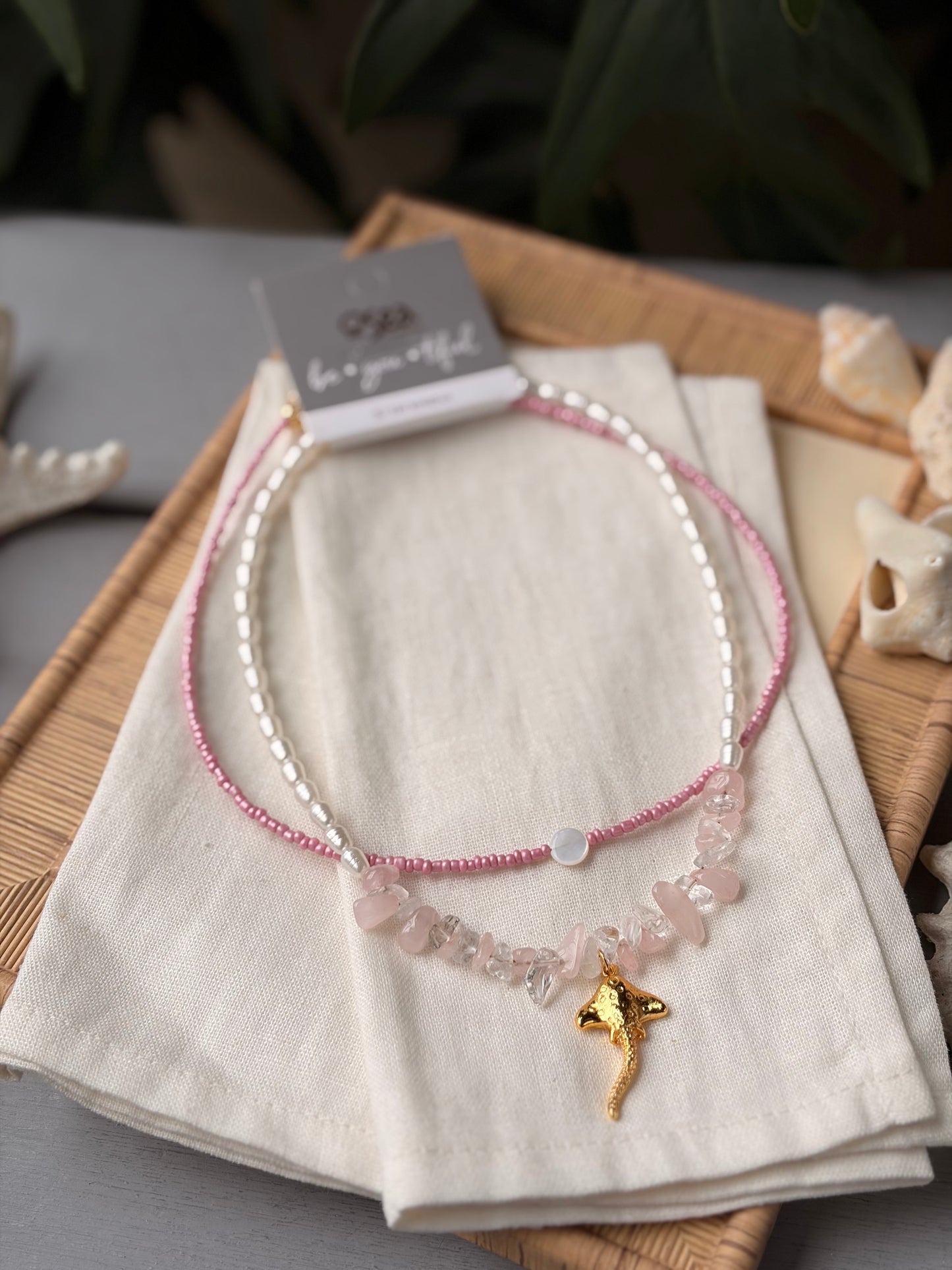 Collar doble rosado mostacillas y piedras dije mantarraya