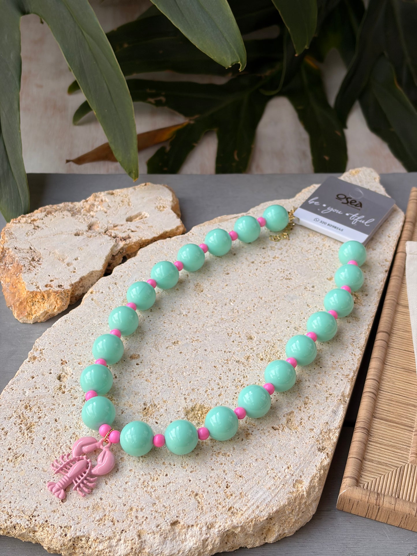 Collar de bolas verde menta dije langosta esmaltada