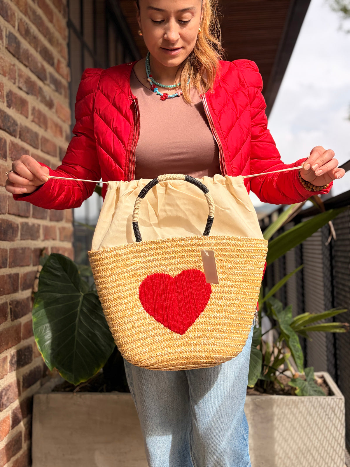 Bolso canasto corazón bordado en lana