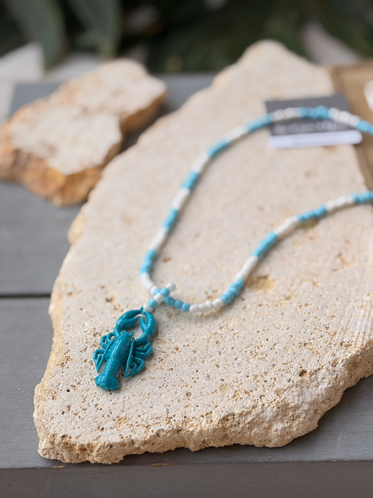 Collar mostacillas azul y blanco dije langosta