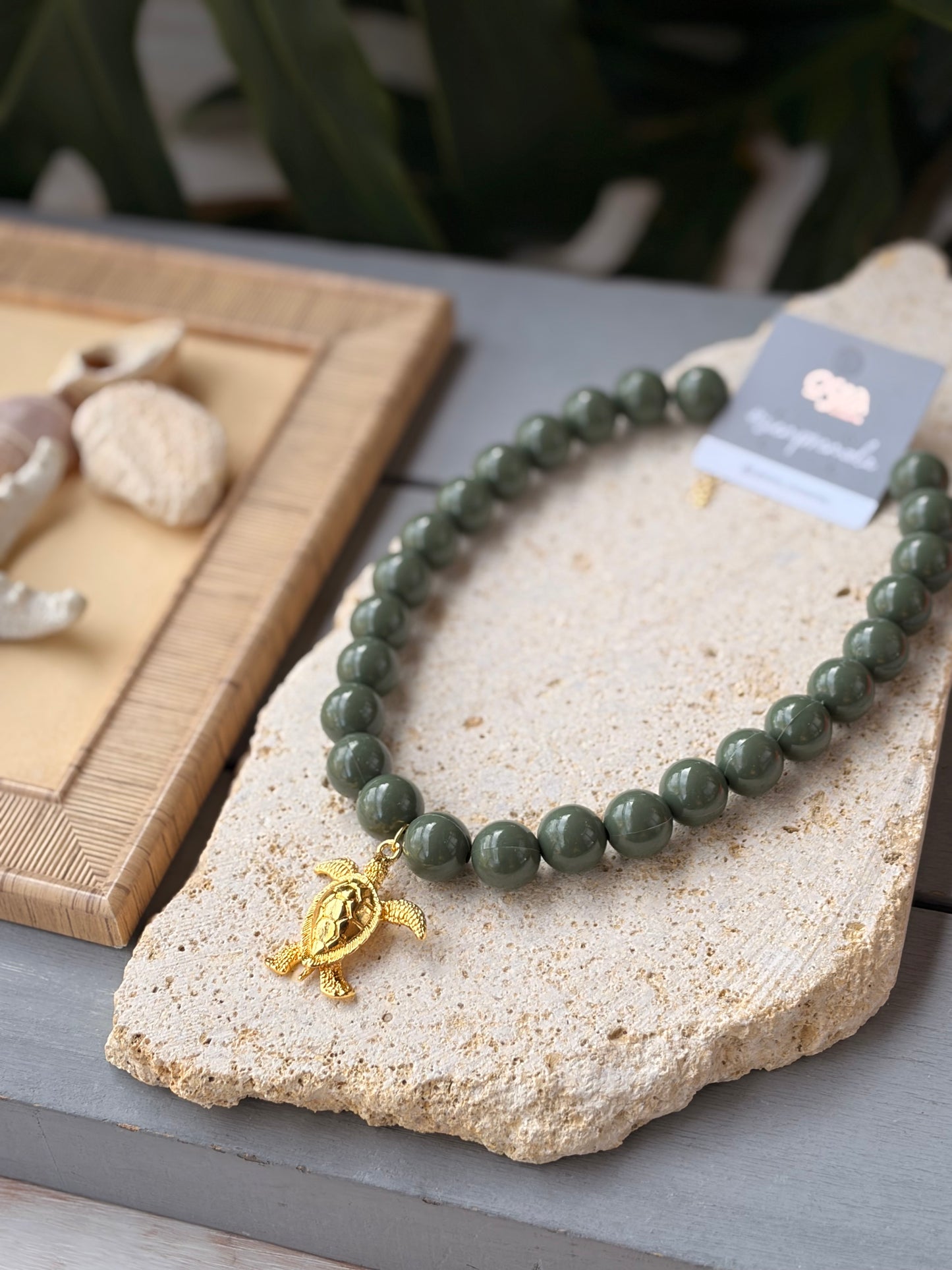 Collar bolas verde dije tortuga de mar 24k