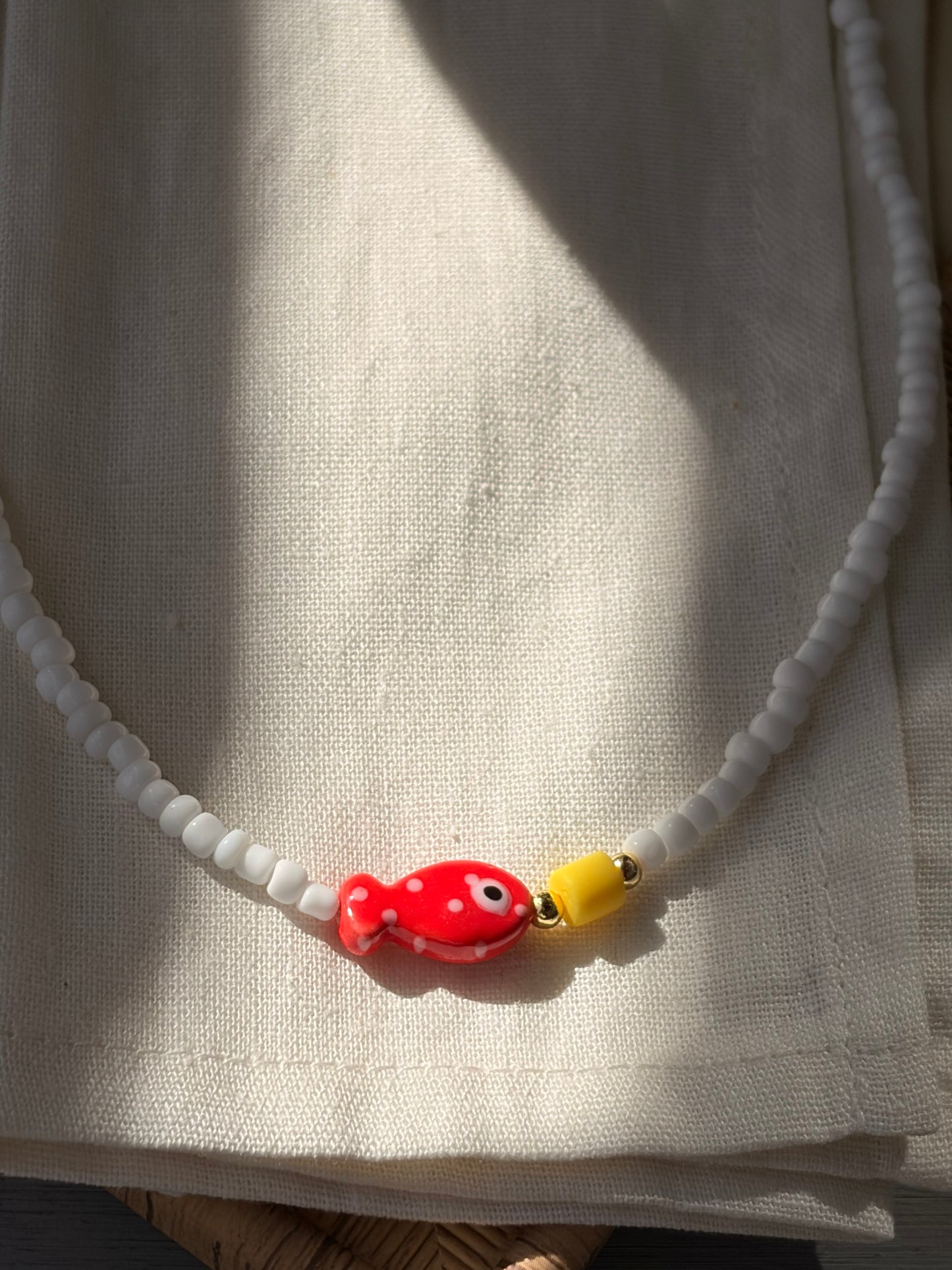 Collar mostacilla mediana blanca dije pez