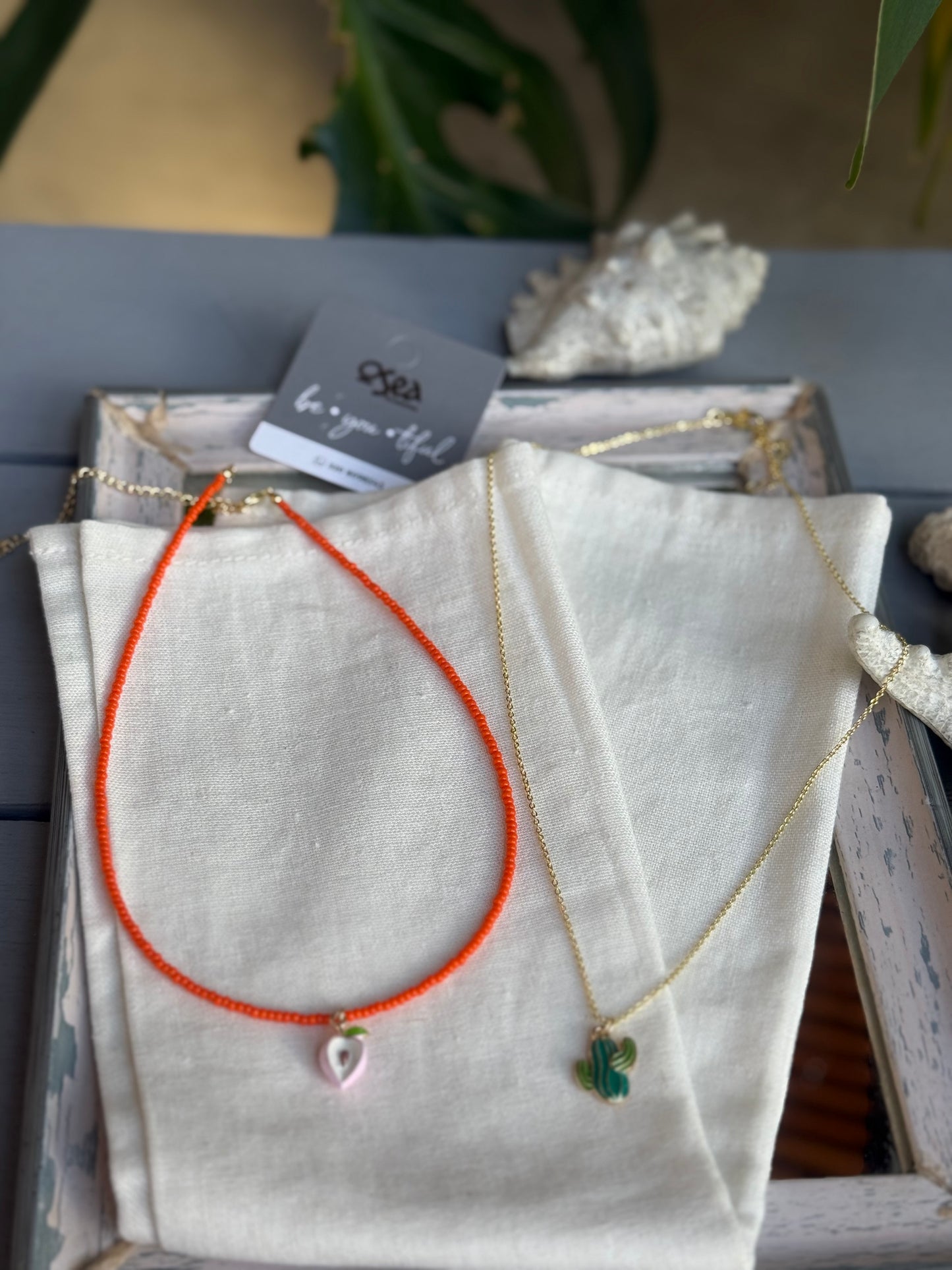 Collar doble mostacillas y cadena dijes