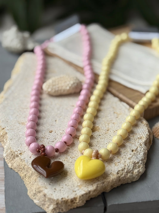 Collar bolas largo corazón pasta