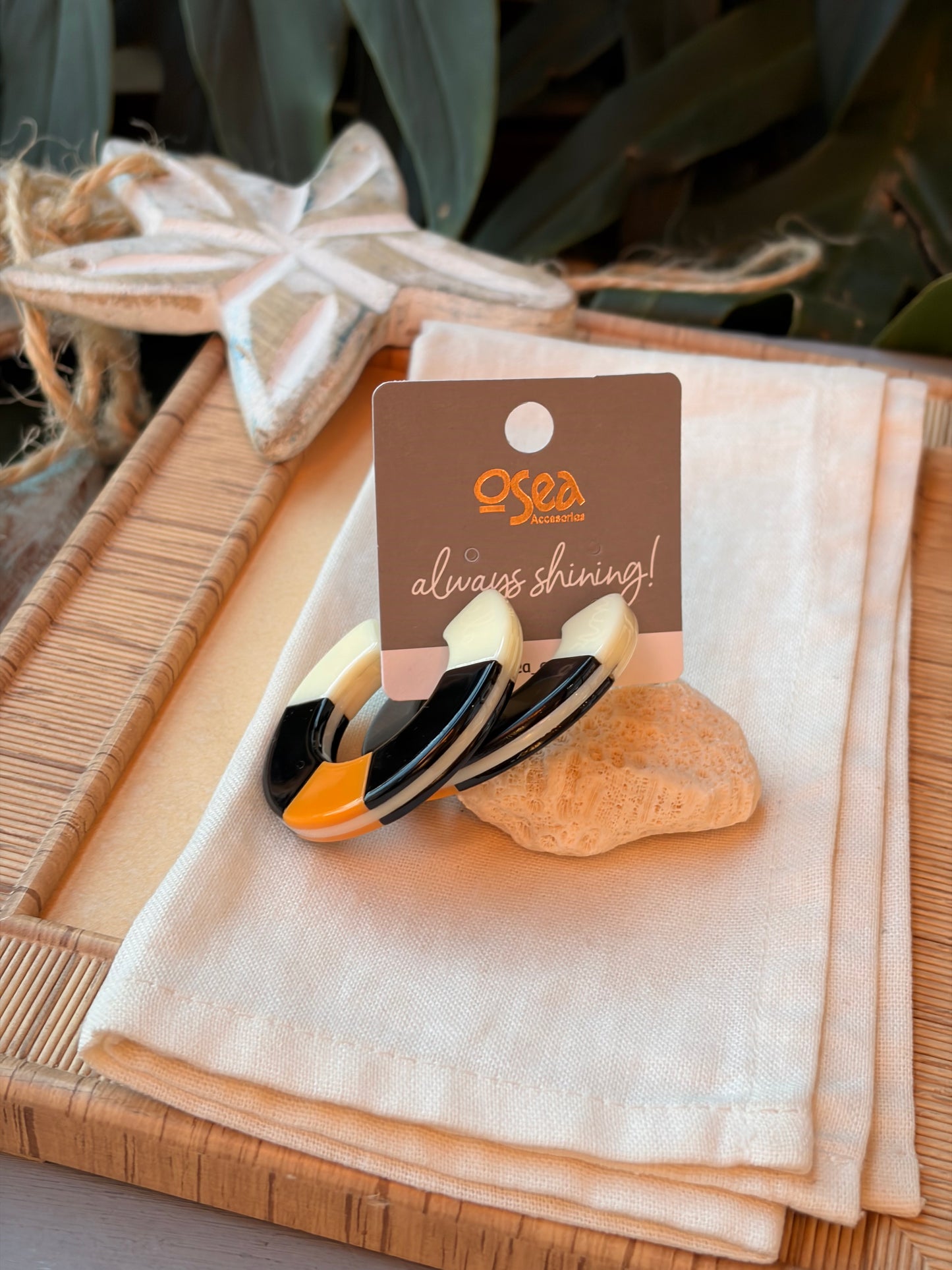 Aretes candonga en resina tricolor
