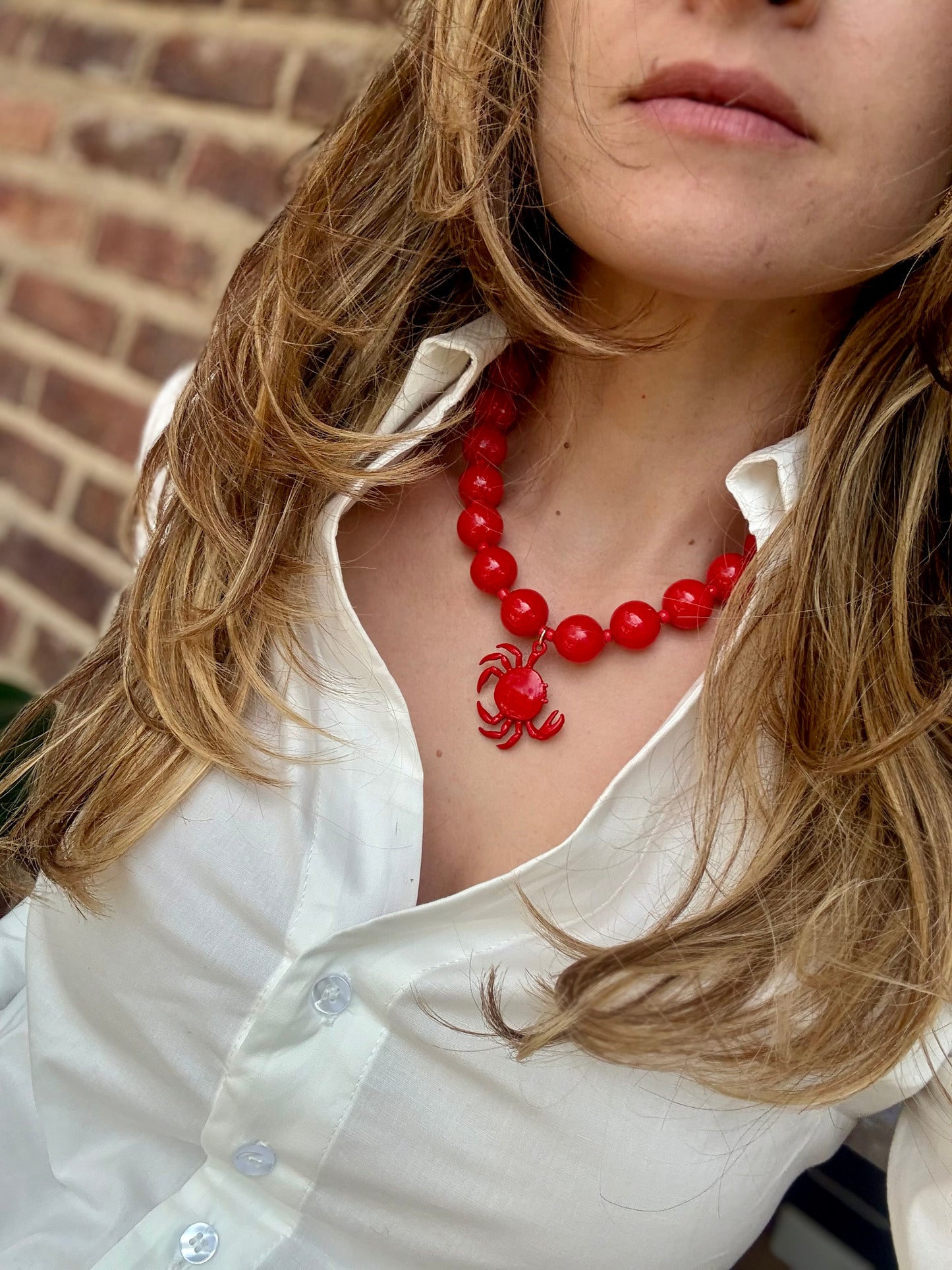 Collar bolas y cangrejo rojo
