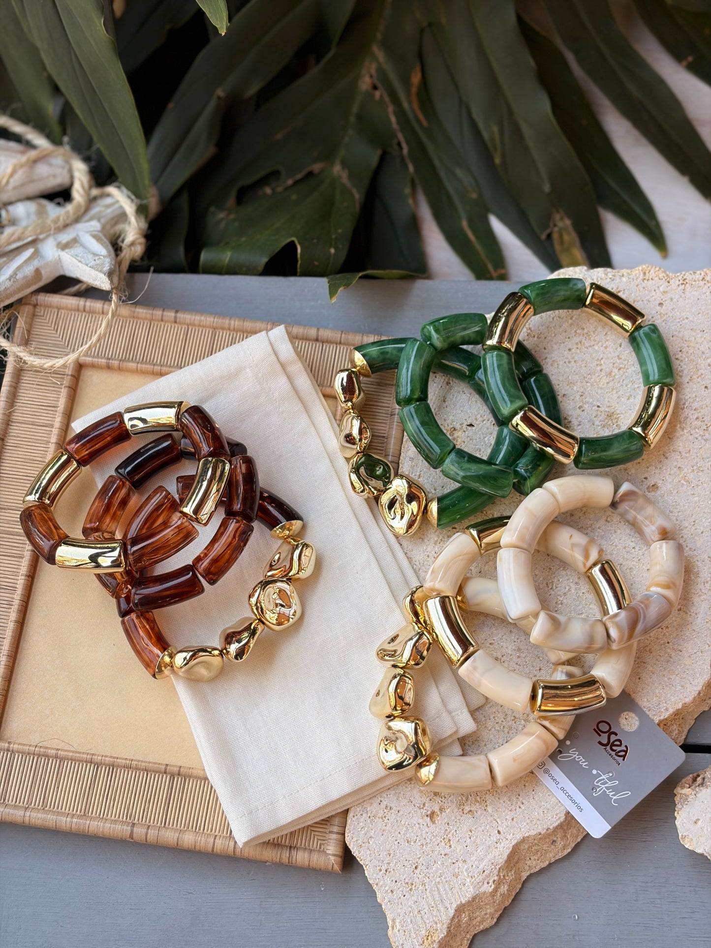 Set de pulseras en resina y fantasía fina