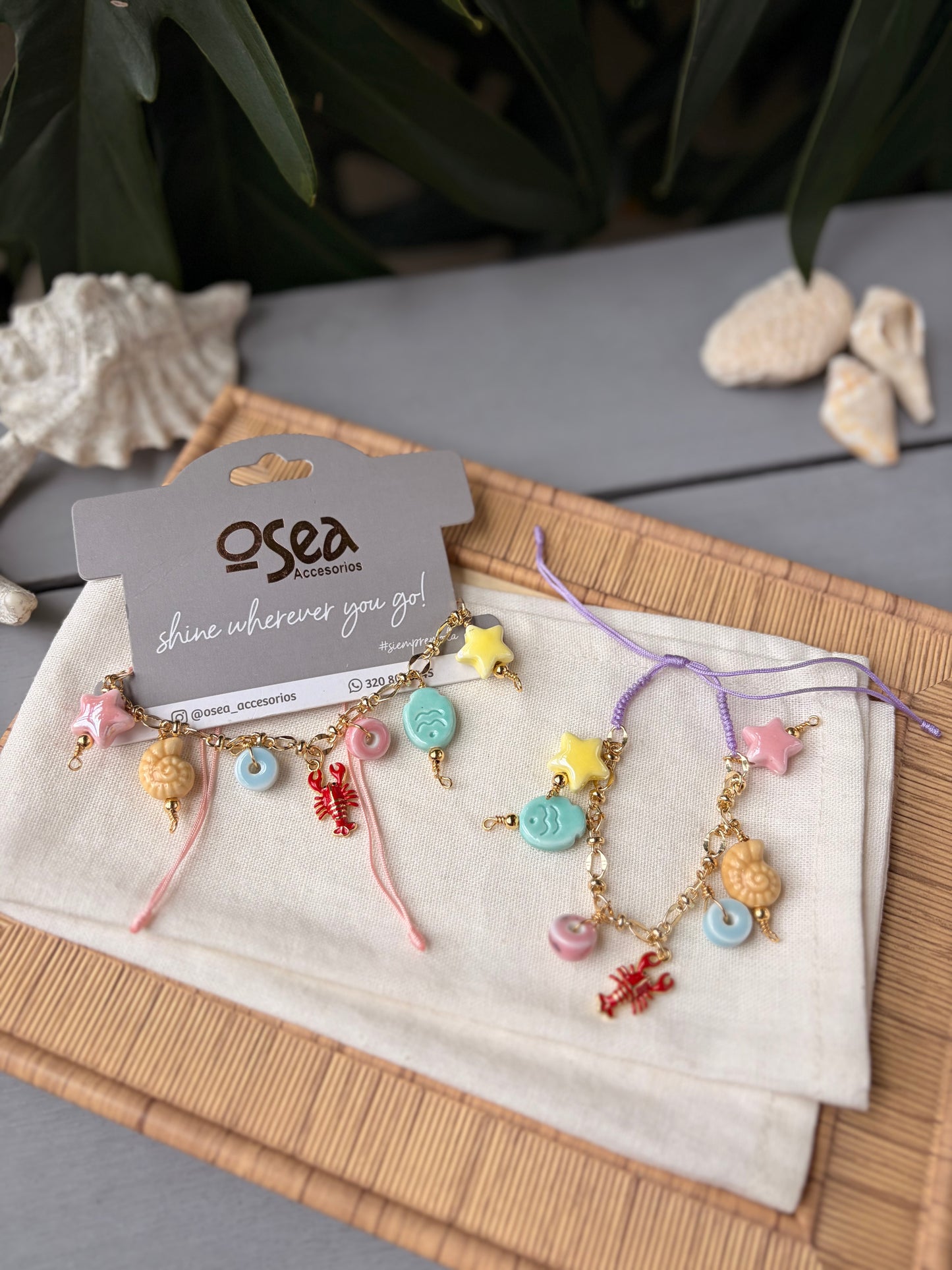 Pulsera con dijes pastel y langosta