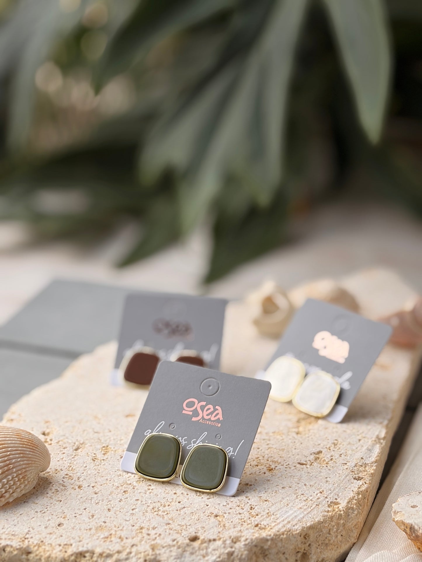 Aretes semi cuadrados rodinados esmaltados