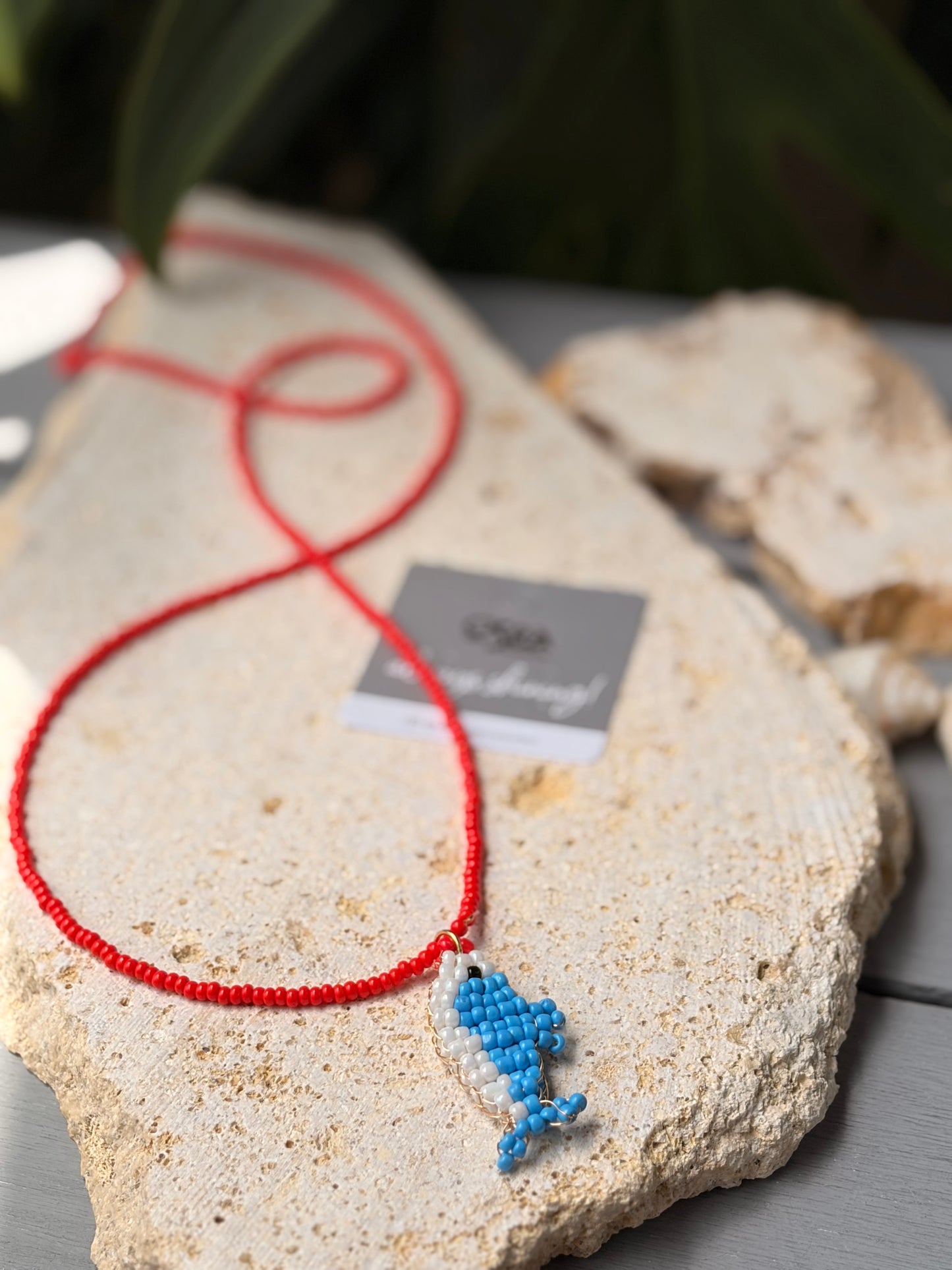 Collar largo mostacilla roja y pez tejido artesanal